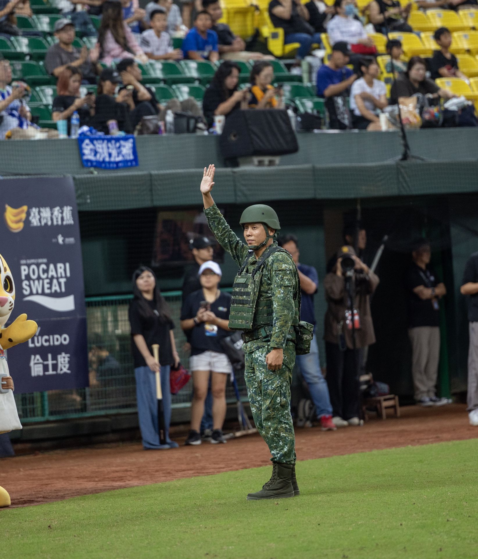游晴文中校率領所屬官兵跨區增援光復地區，日以繼夜操作工兵各型機具執行災後復原任務。（記者林睿奕攝）