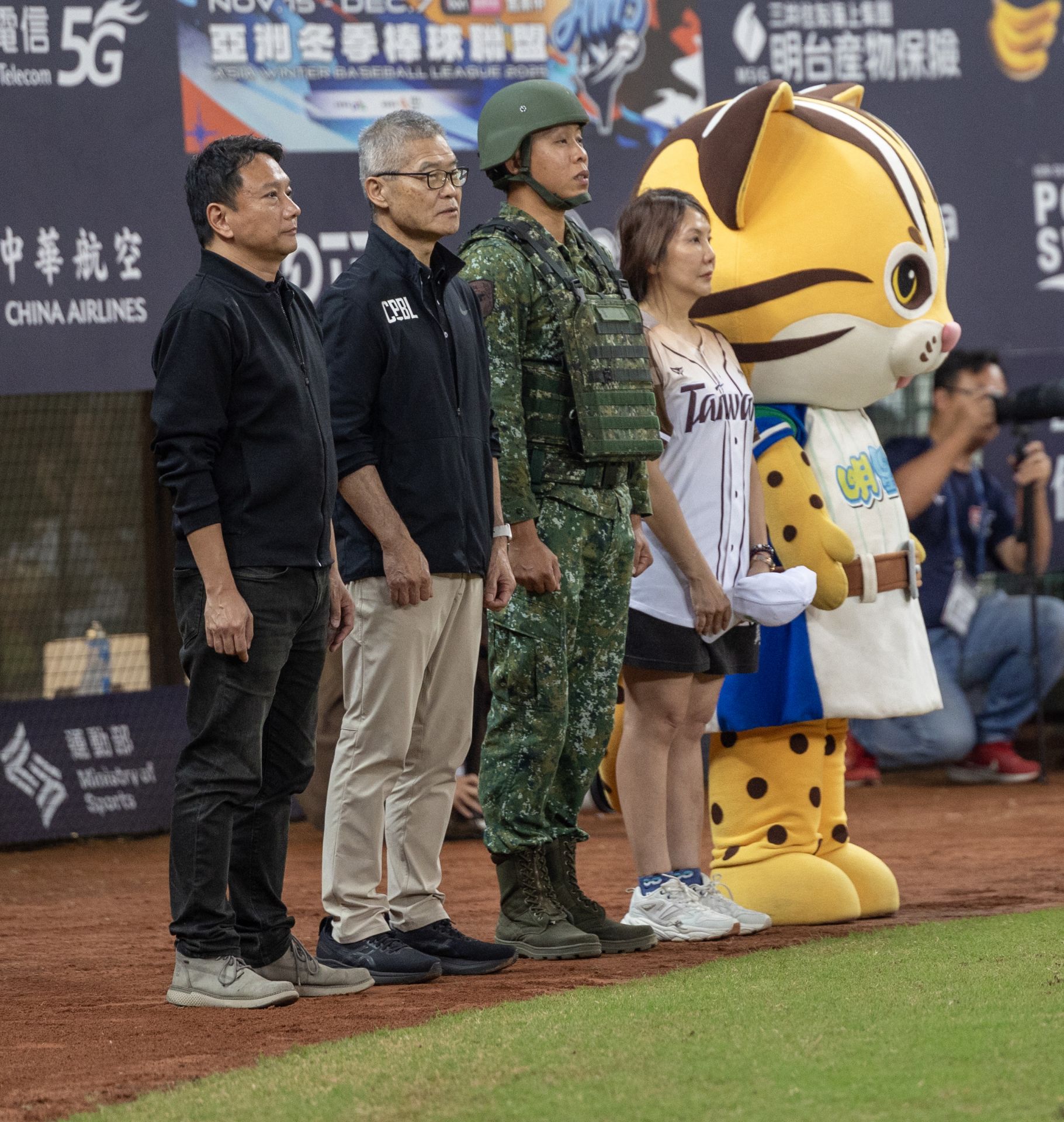 賽事開始前，游晴文中校與現場嘉賓、選手及觀眾共同唱國歌。（記者林睿奕攝）