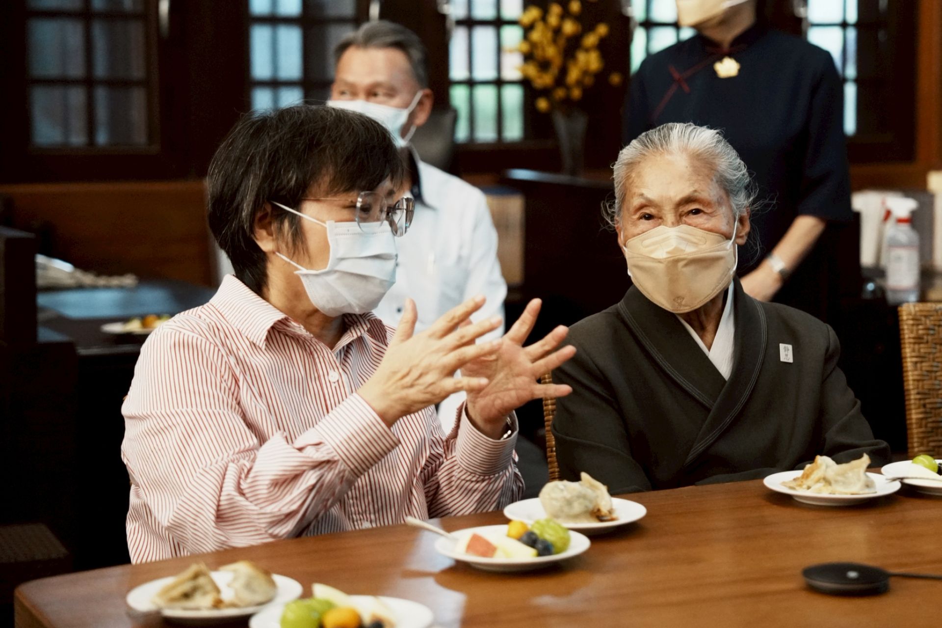 劉世芳部長與慈濟基金會副總林碧玉進行業務交流。（內政部提供）