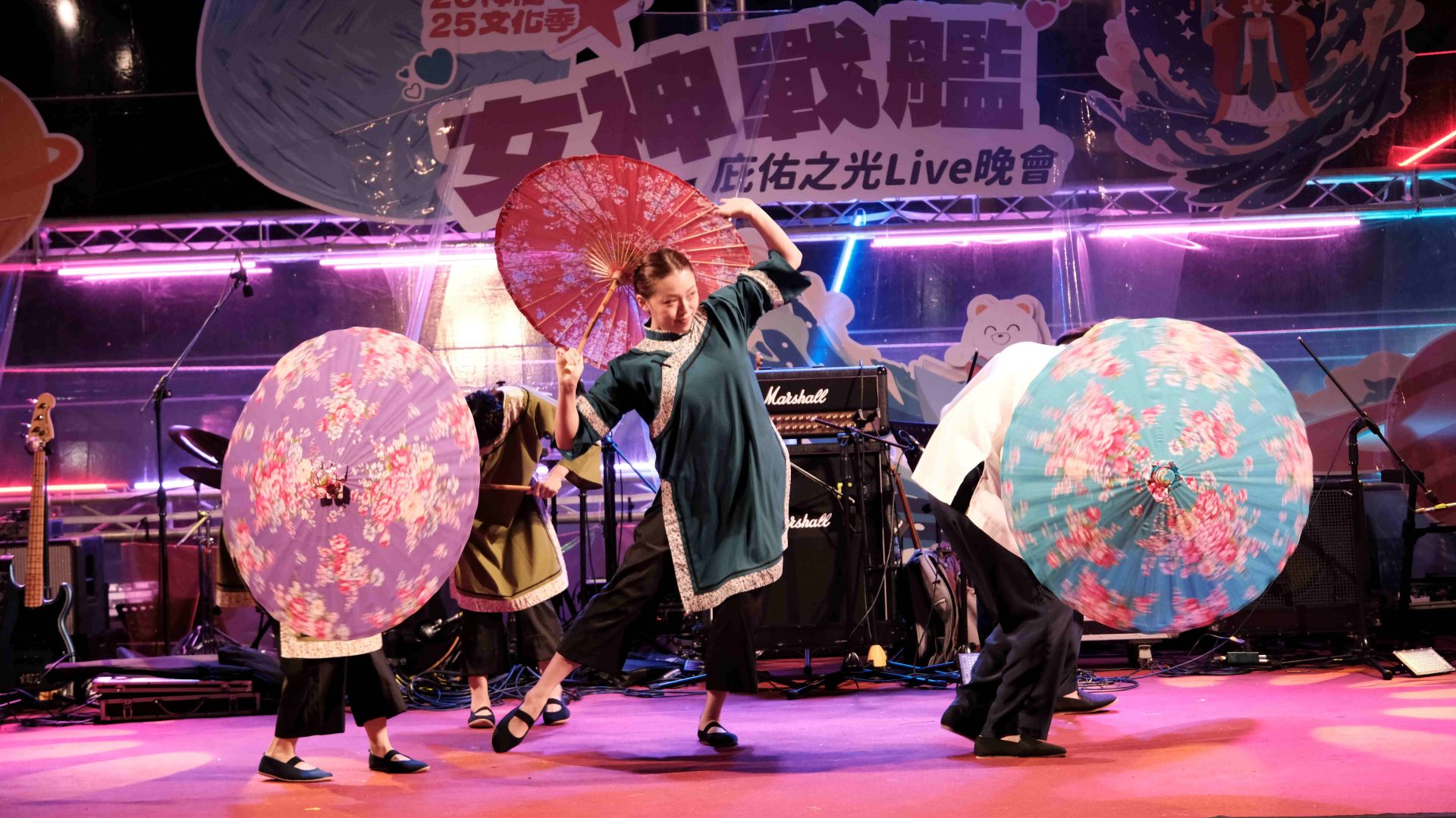 瓊瑢舞蹈團舞出客家新活力-為晚會展開序幕。（中市客委會提供）