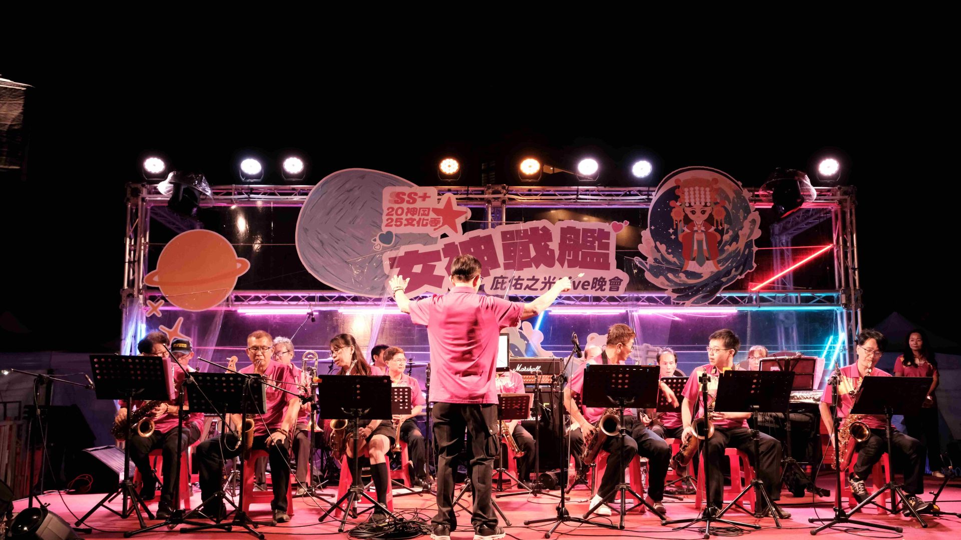 崧宥大樂團將經典客家歌謠編成組曲重新演繹。（中市客委會提供）