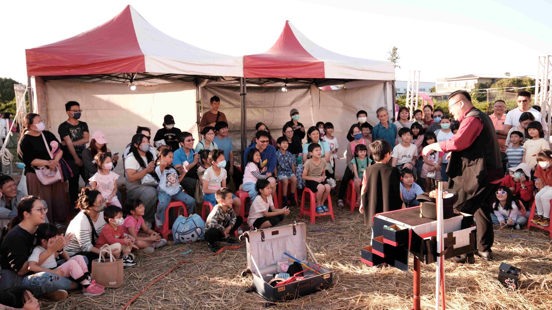 小丑秀吸引許多小朋友及家長駐足圍觀。（中市客委會提供）