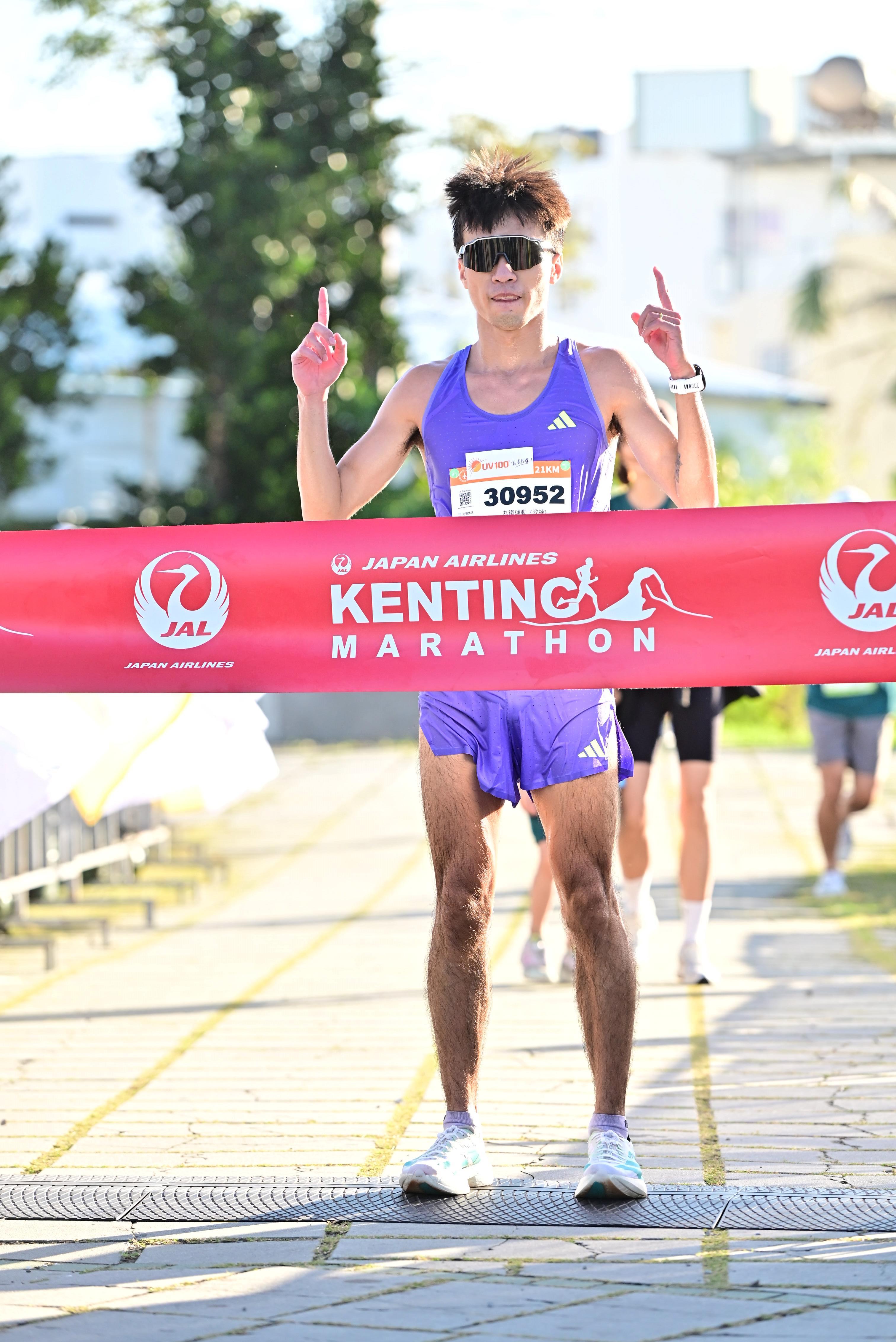 半馬男子組冠軍顧紘慈。（屏東縣政府提供）