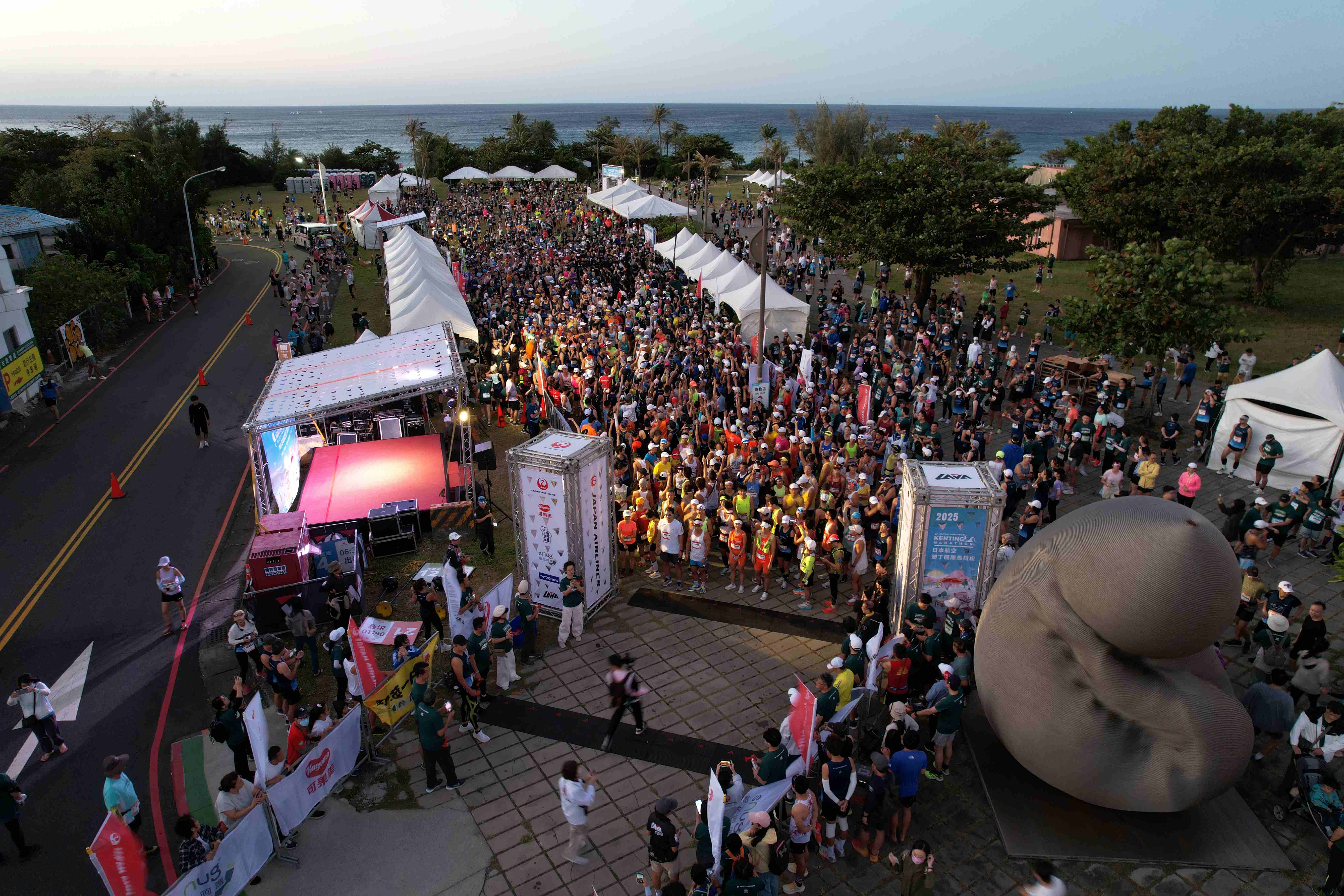 2025日本航空墾丁國際馬拉松於大灣草坪熱情開跑。（屏東縣政府提供）