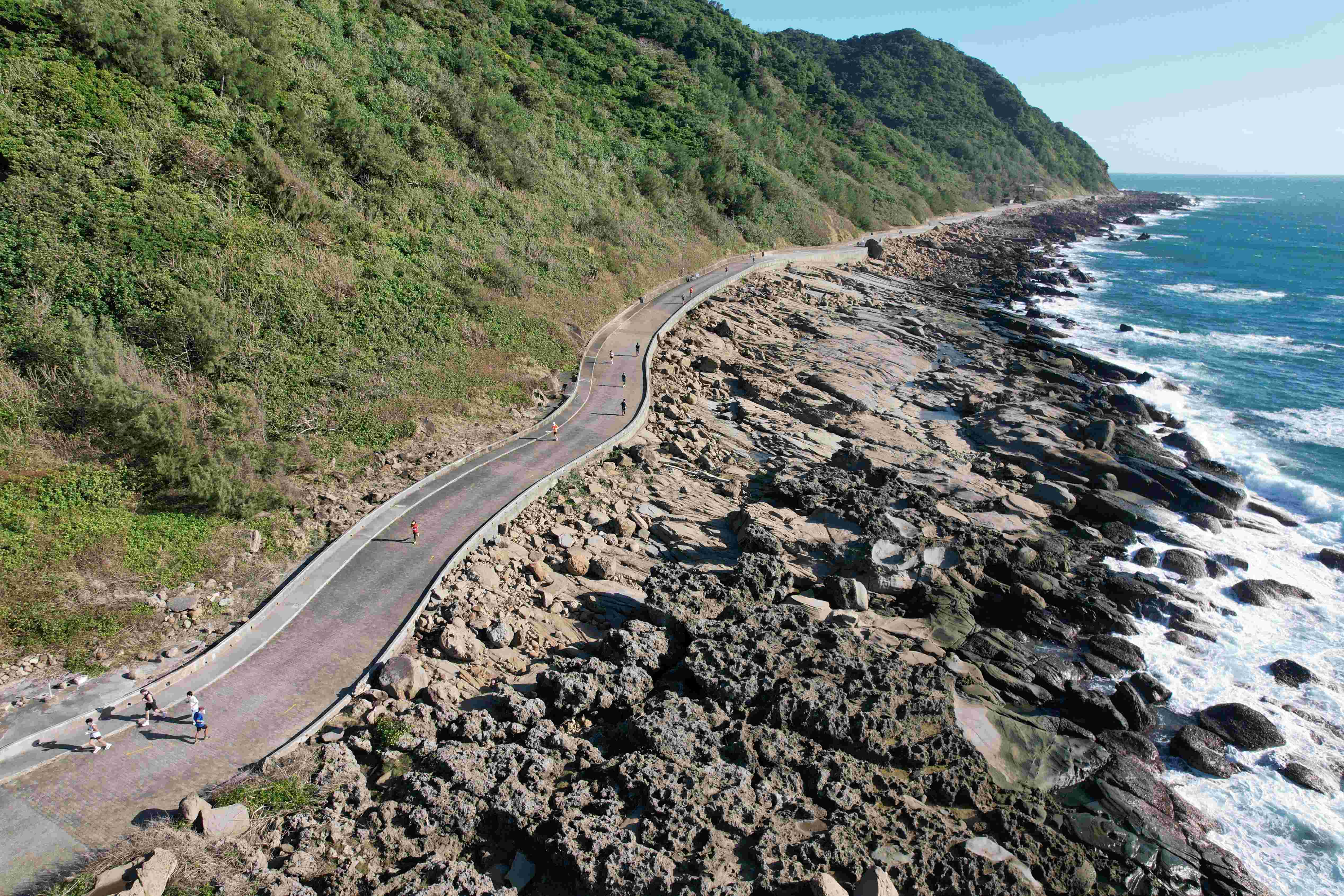 全馬組首次跑進具有奇岩地景的佳樂水風景區。（屏東縣政府提供）