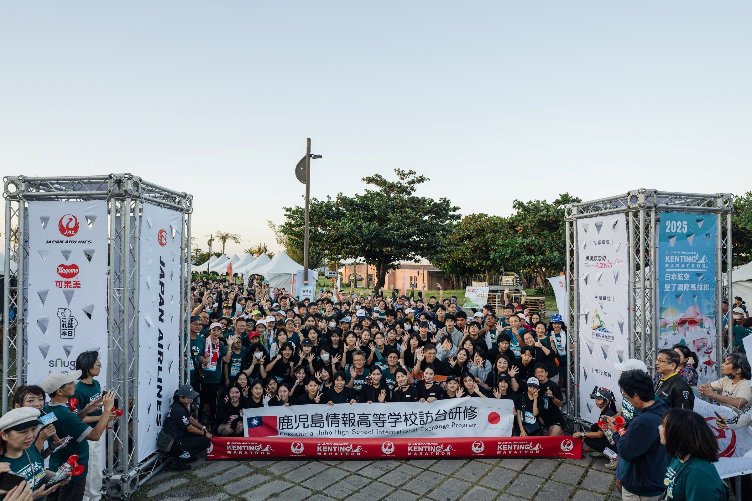 鹿兒島情報高校70多位師生參加4公里體驗組。（屏東縣政府提供）