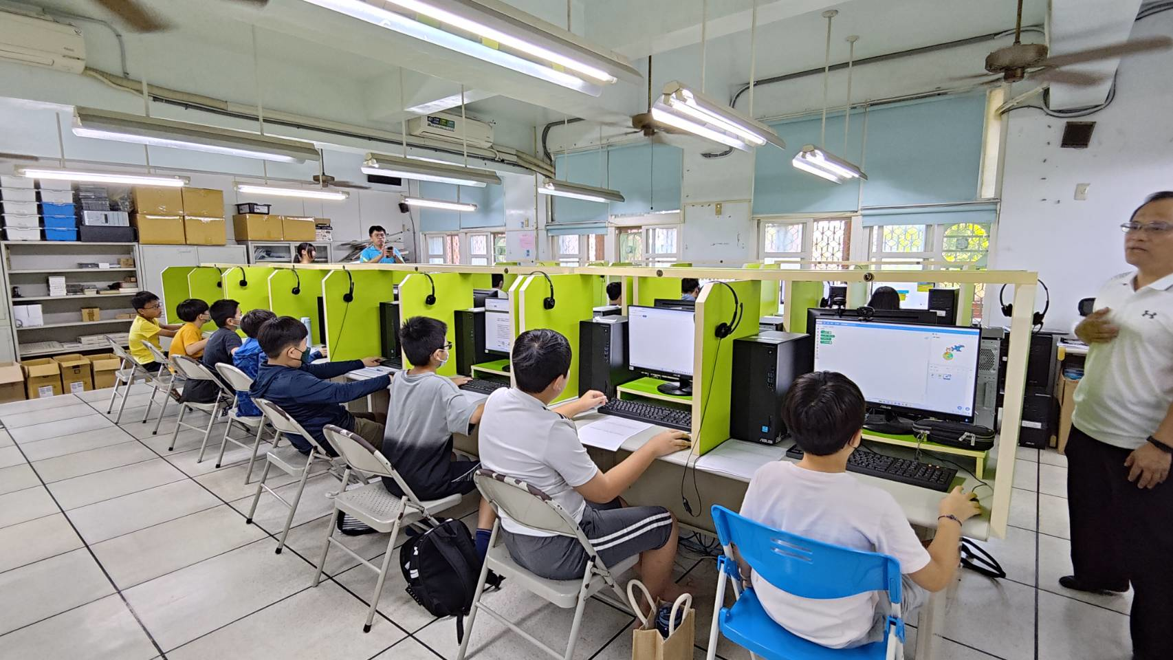 「第八屆北高雄英數能力競賽」共計有路竹區180位國小五六年級優秀學生參與，競爭相當激烈。(高雄市教育局提供) 