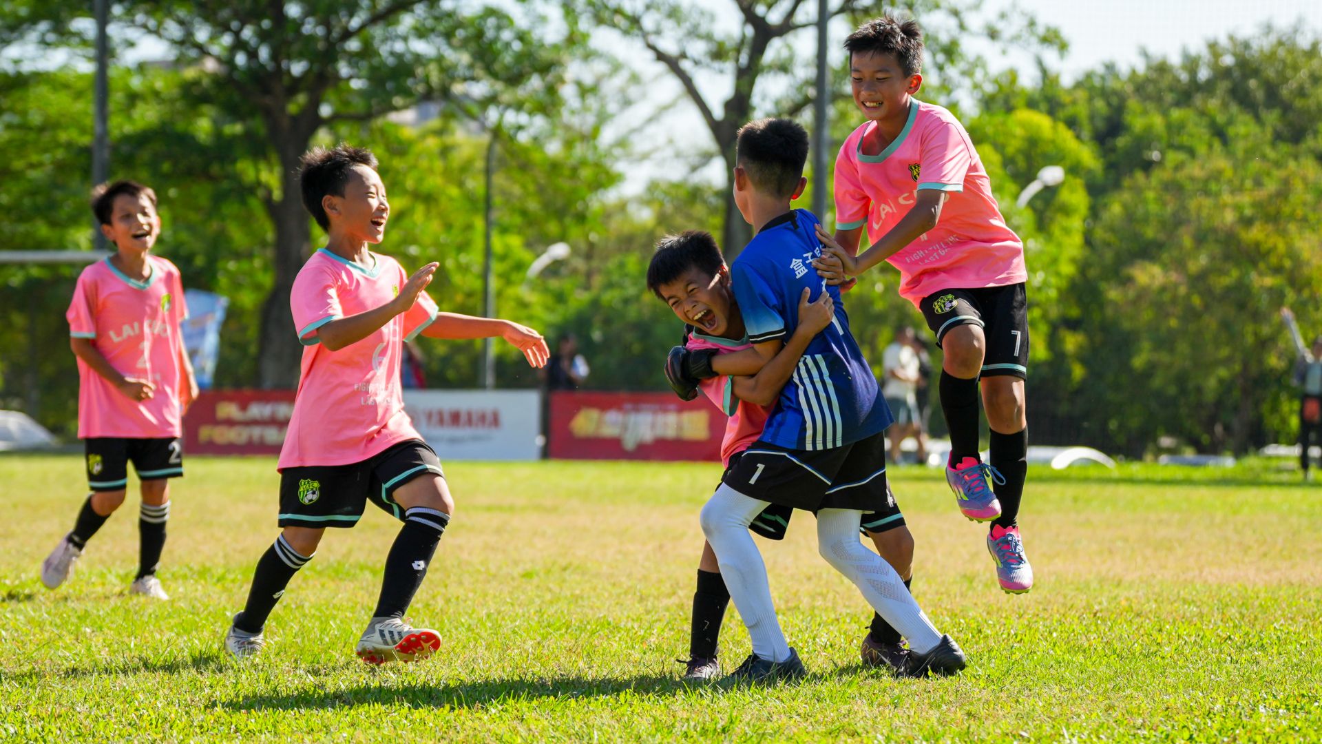 由賴厝國小組成的LCFC（粉）在PK大戰勝出，首次晉級全國總決賽。（臺灣山葉機車提供）