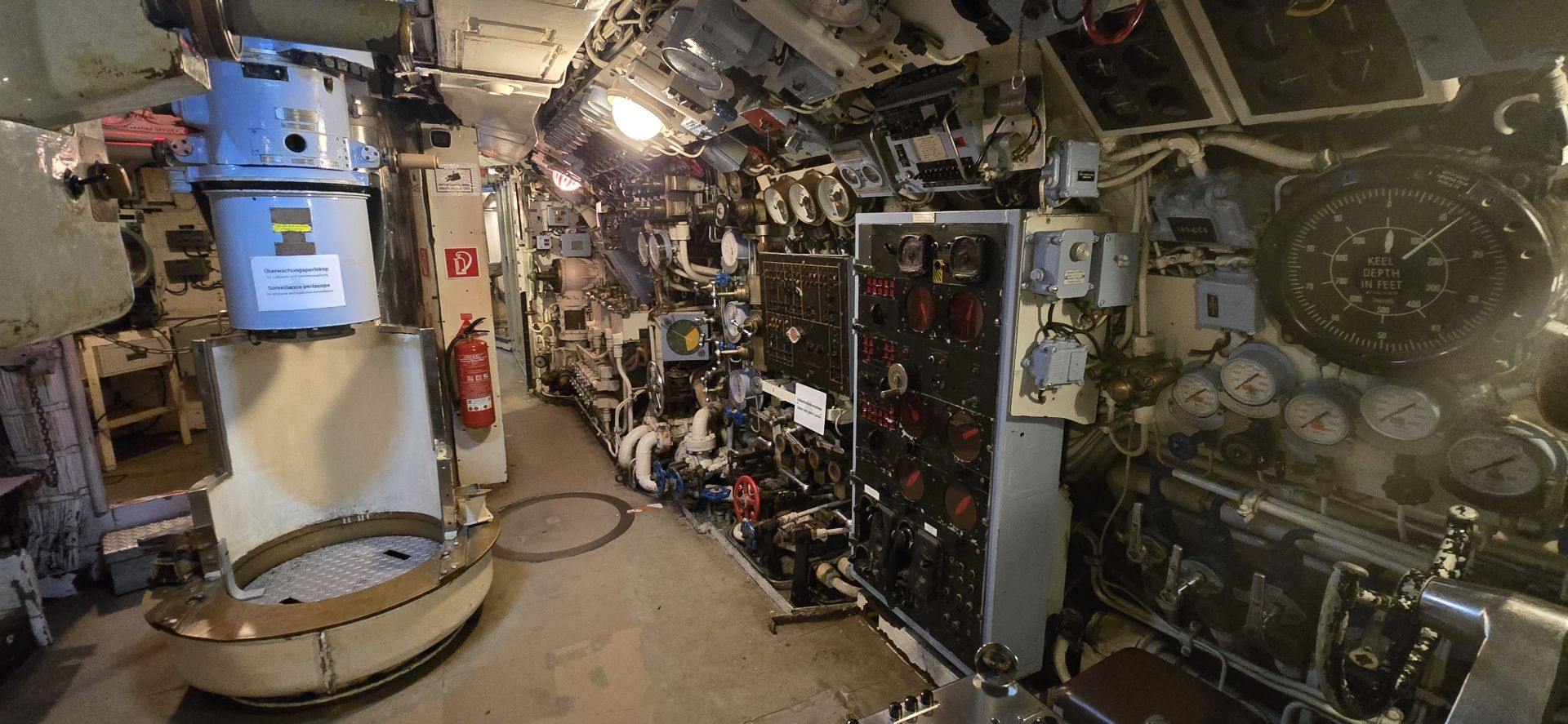 　 作戰室除了音效外，遊客可用潛望鏡看薩斯尼茨港風光。（取自Frederick Feulner官網）