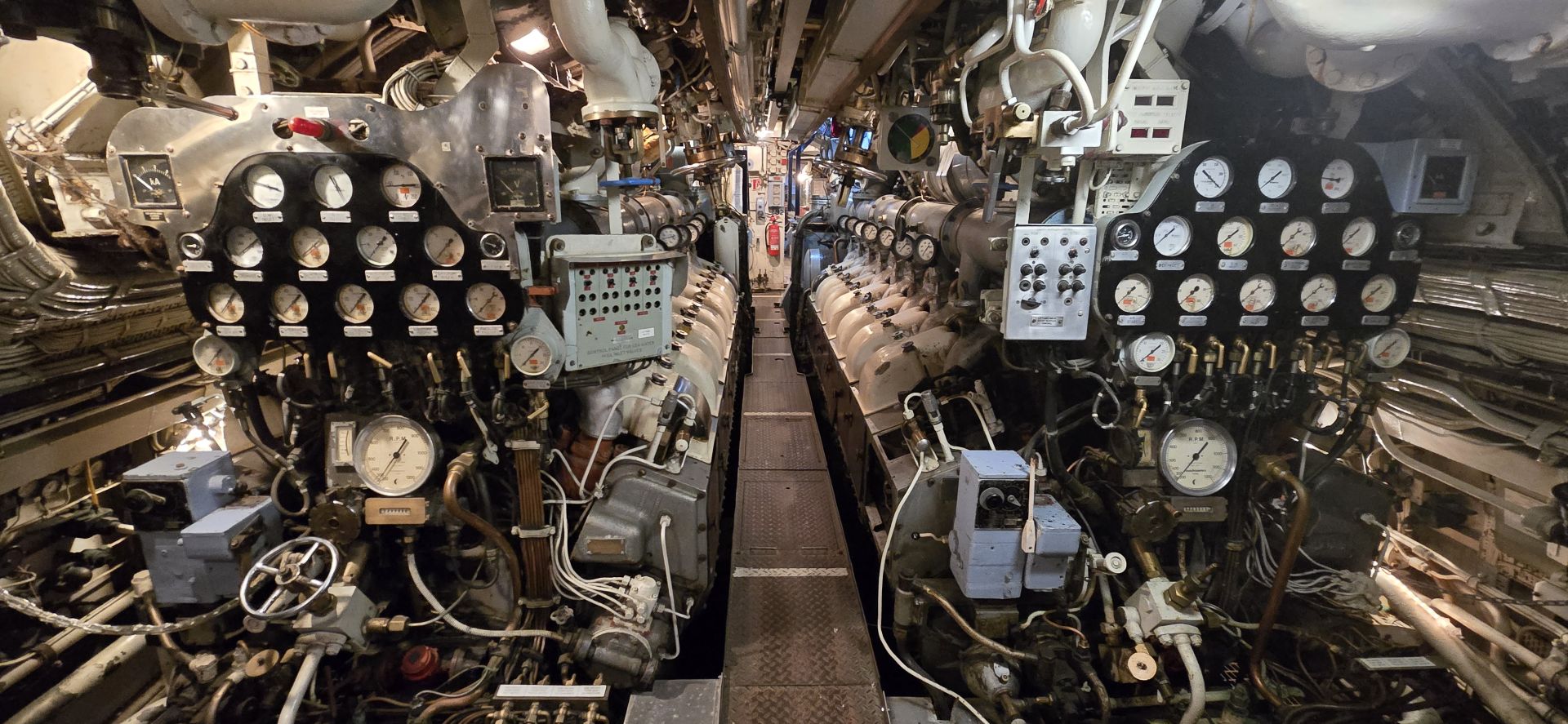    動力艙2座柴油發動機，能輸出共3680匹馬力的動力。（取自Frederick Feulner官網）