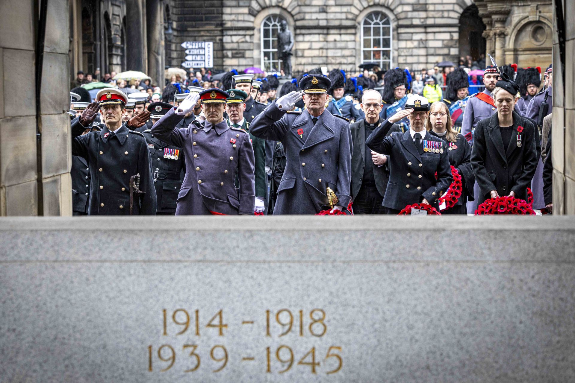  英國軍民齊聚愛丁堡皇家大道，向在戰爭中犧牲的烈士致上最高敬意。（取自英國國防部網站）