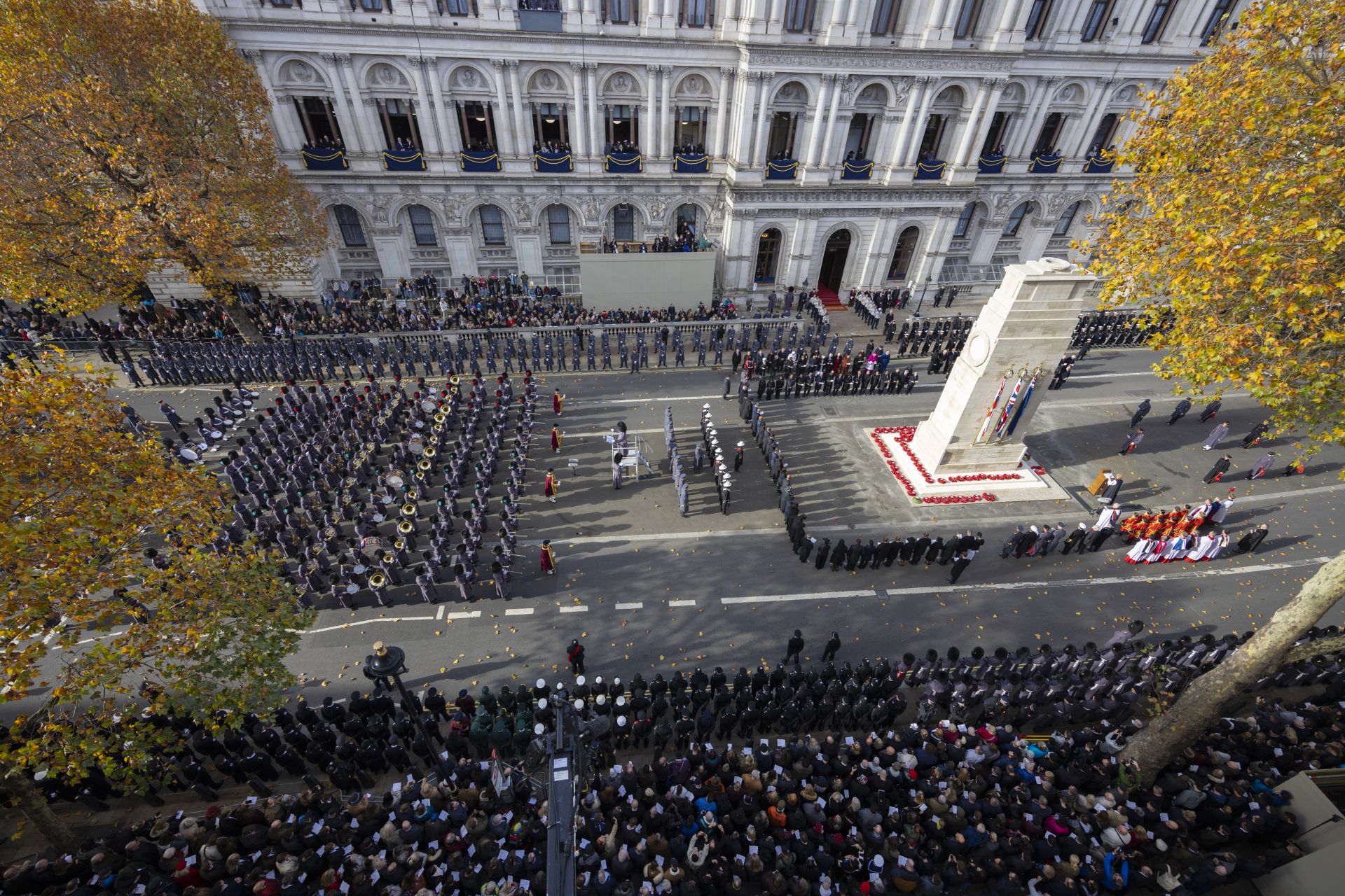  英國國王查爾斯三世帶領全體與會者，在紀念碑前為殉國者默哀2分鐘。（取自英國國防部網站）