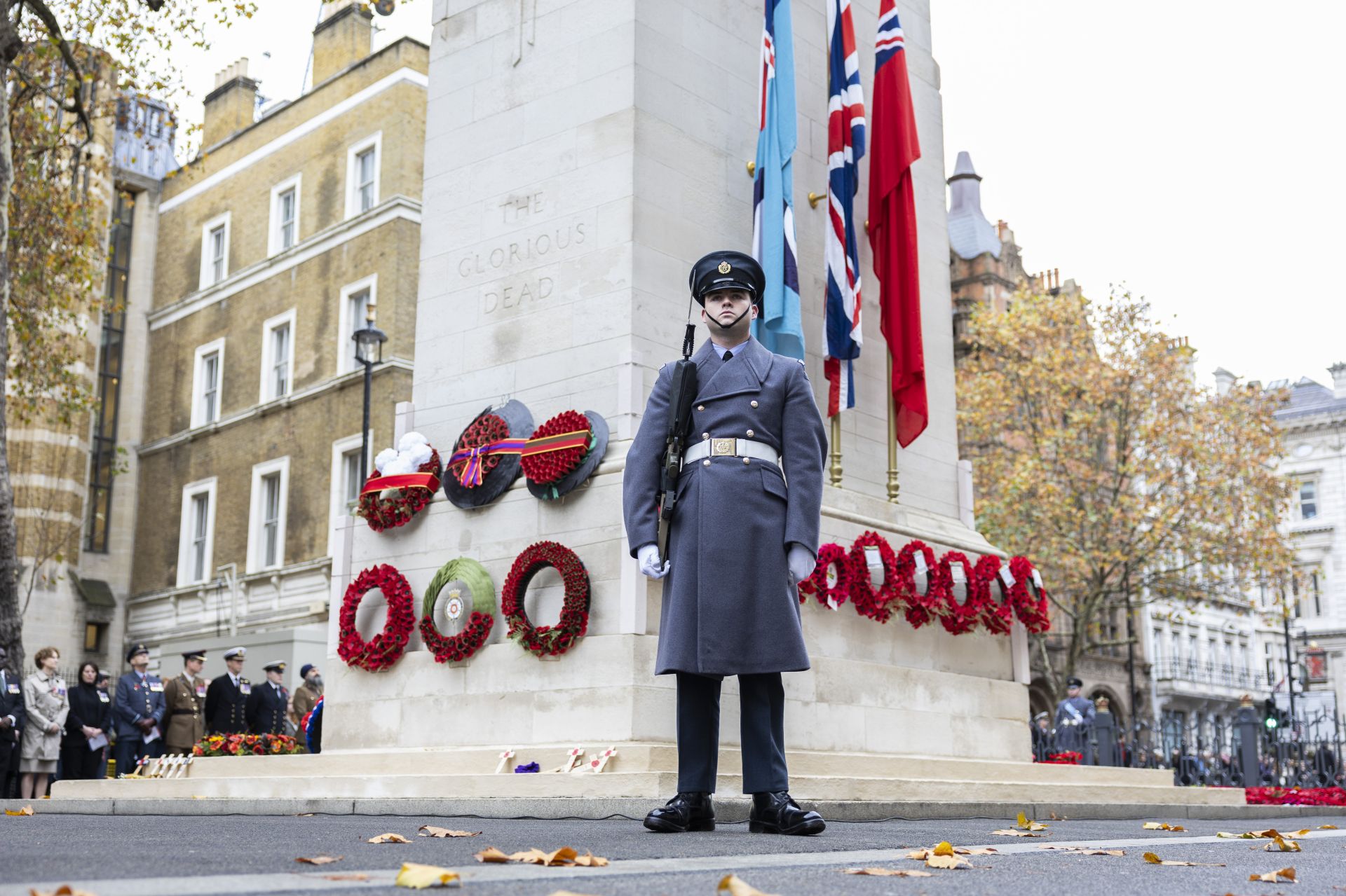  英軍官兵挺立在飾滿花圈的紀念碑旁，充分彰顯堅守崗位與守護家國的堅毅精神。（取自英國國防部網站）