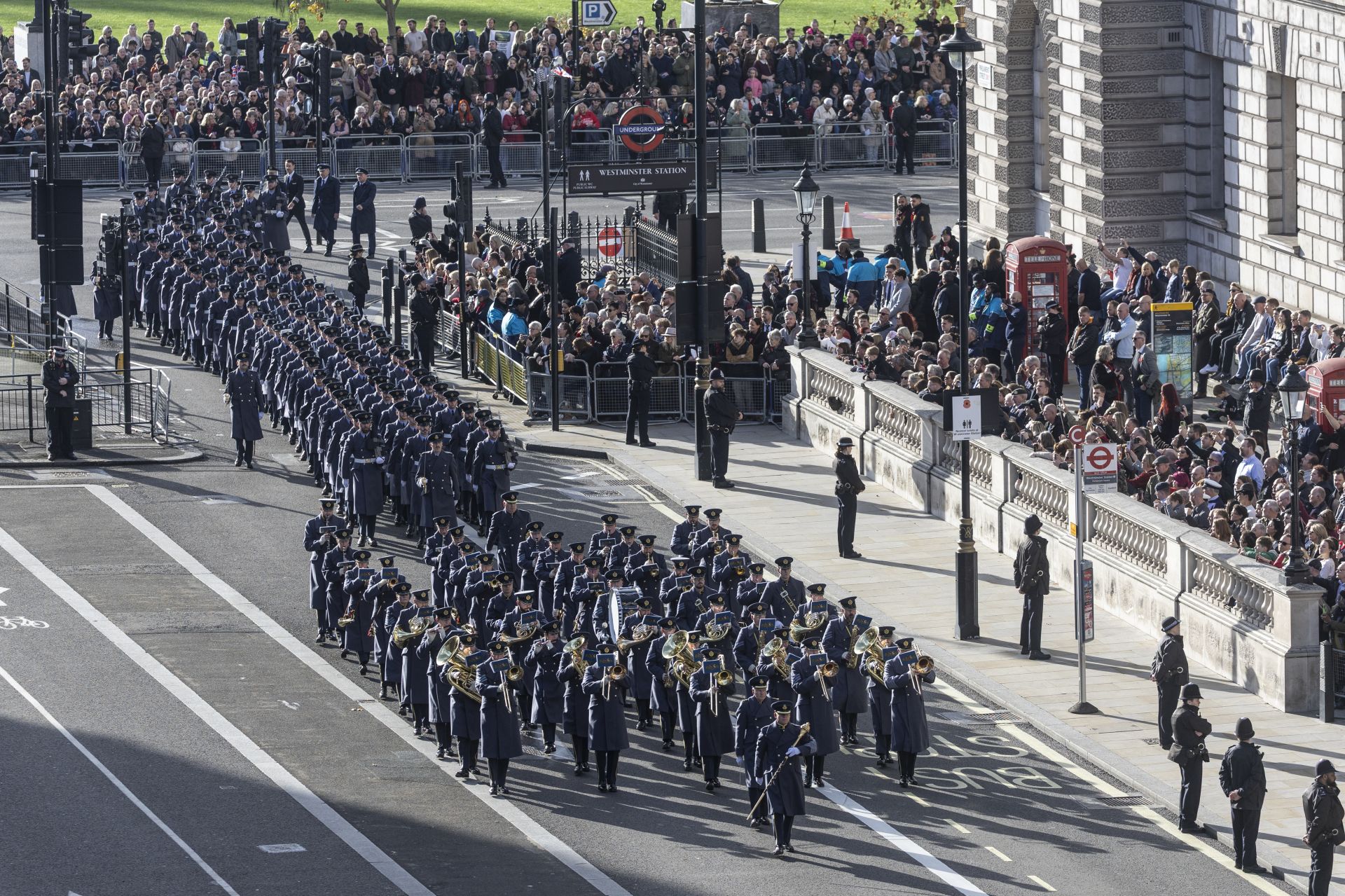  英國皇家空軍樂隊吹奏樂曲，獻給為國捐軀的將士。（取自英國國防部網站）