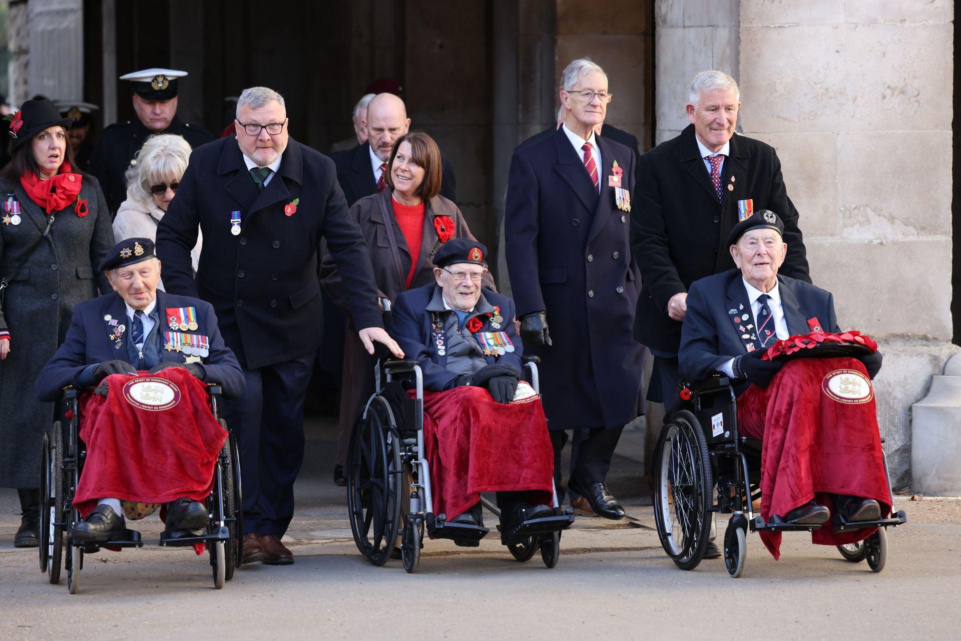  歷戰老兵獲邀出席紀念儀式，展現各界對英勇將士的最高敬意。（取自英國國防部網站）