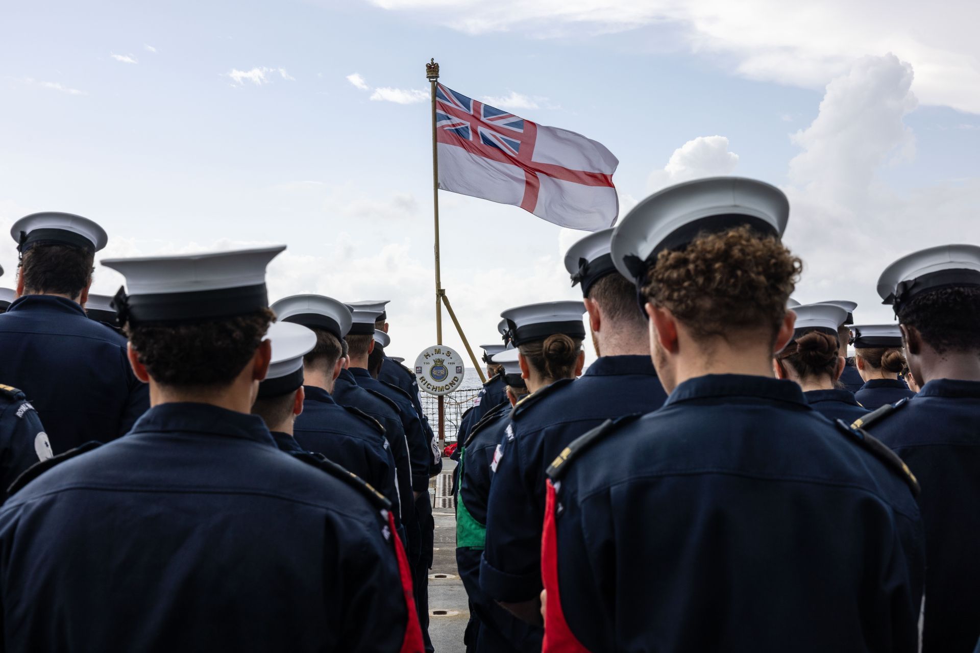  英國皇家海軍「威爾斯親王號」（R09）航艦打擊群艦組員，遠在地中海執勤期間舉行儀式，追弔先賢英烈。（取自英國國防部網站）