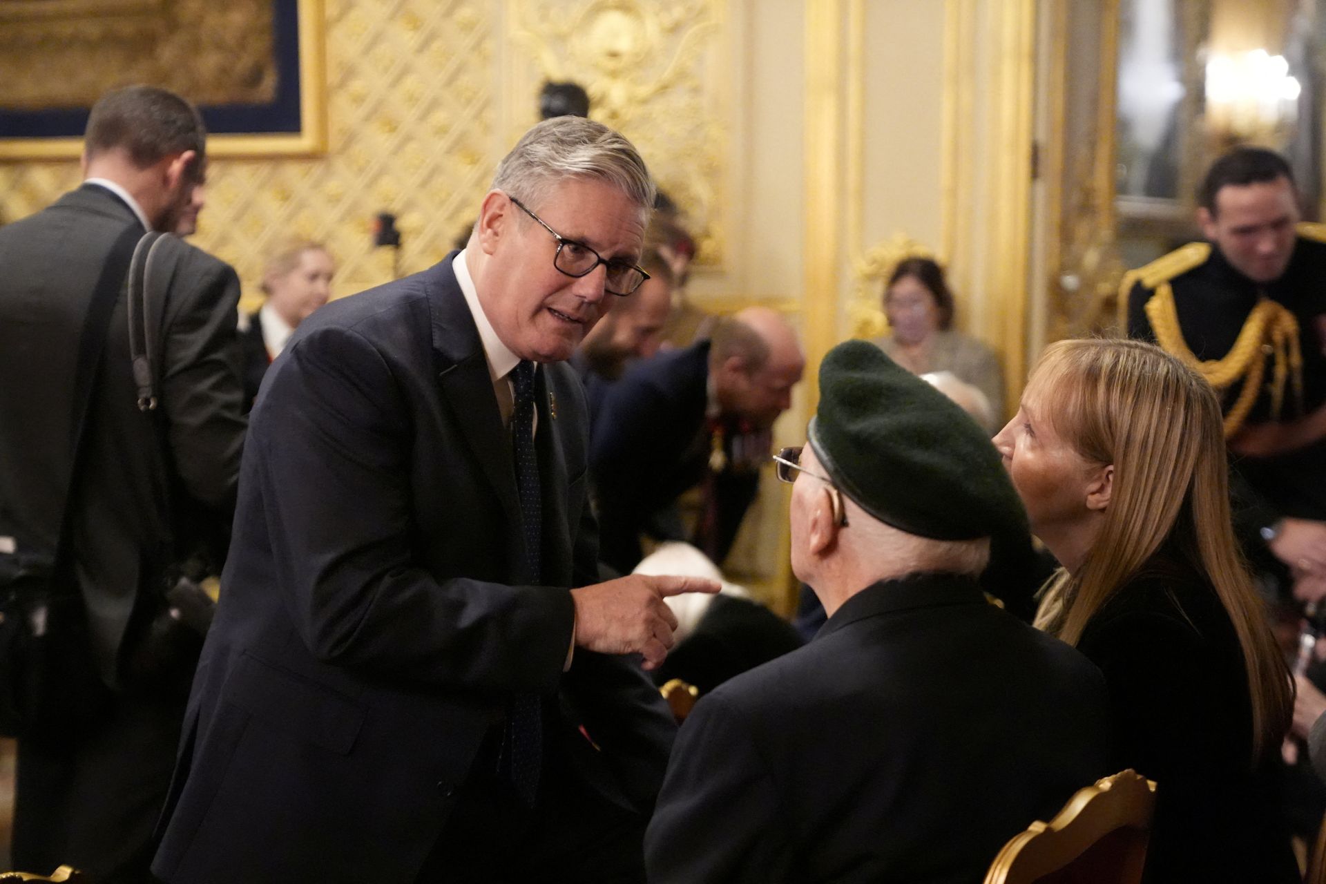  英國首相施凱爾慰問退伍老兵。（達志影像／路透社資料照片）