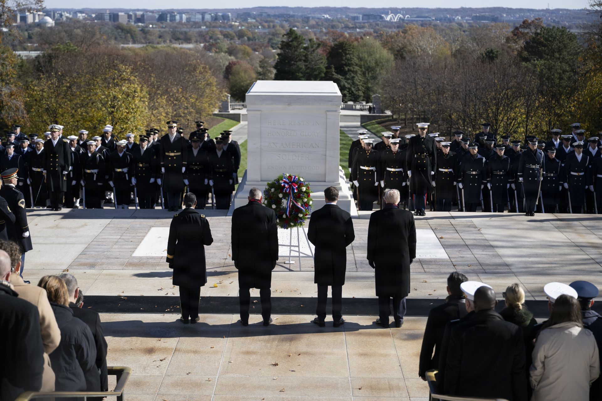  美國維吉尼亞州阿靈頓國家公墓舉行「退伍軍人節」紀念儀式，總統川普（右1）與副總統范斯（右2）親自出席。（取自DVIDS網站）