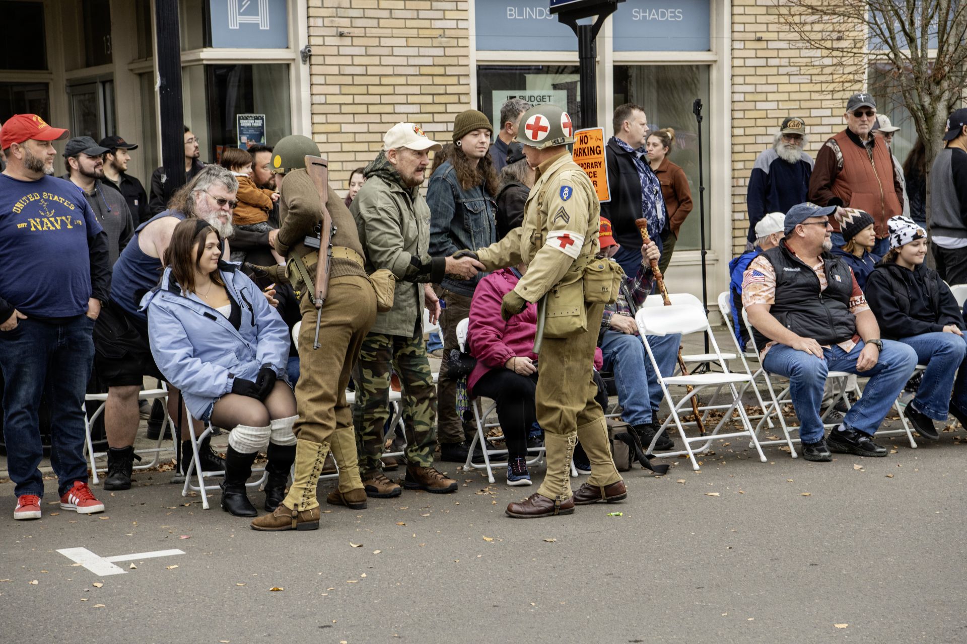  奧勒岡州國民兵扮演歷史重演者，與民眾熱情互動，展現軍民良好關係。（取自DVIDS網站）