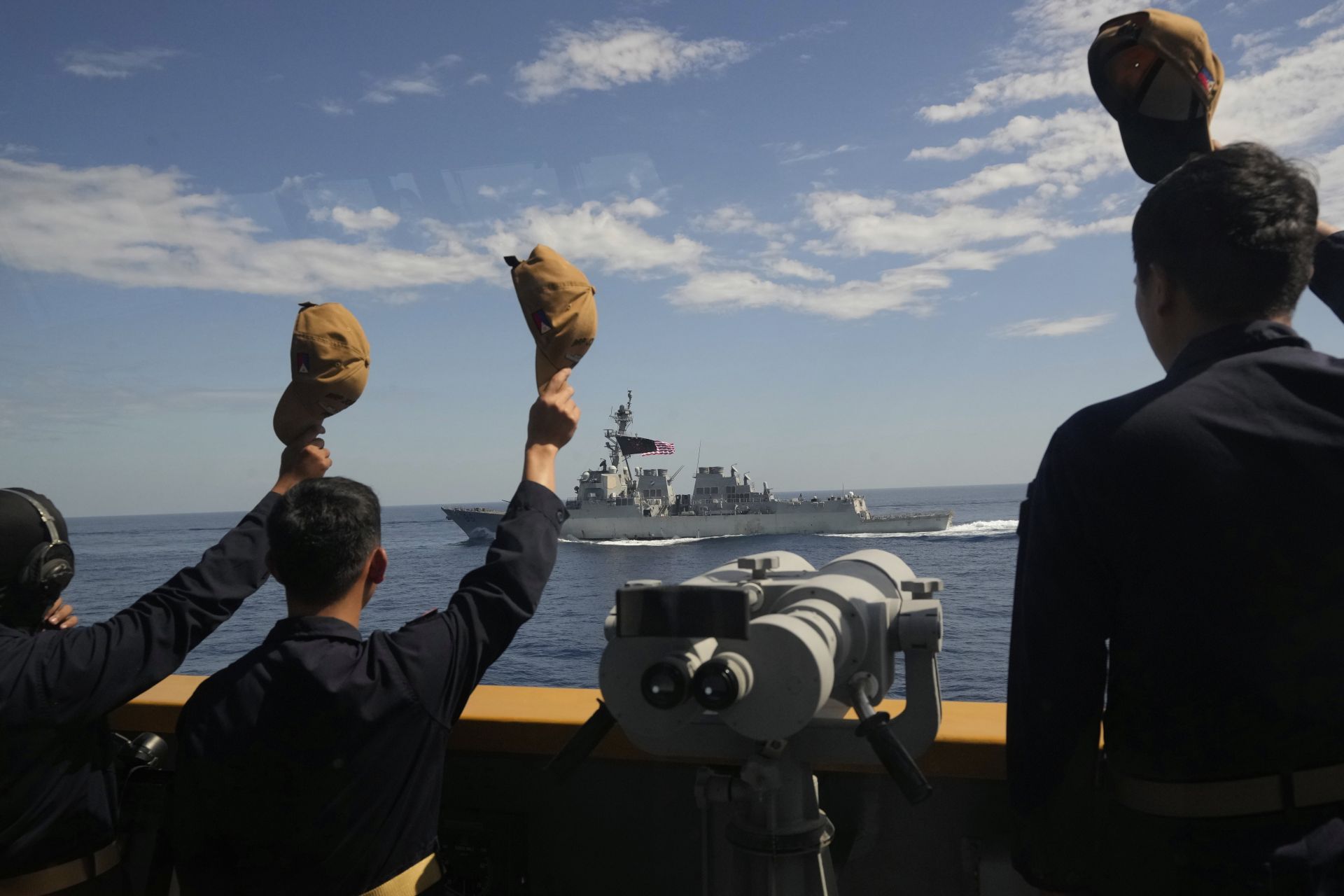 今年3月的「多邊海上合作行動」聯演期間，菲國官兵向美軍「蕭普號」（DDG 86）驅逐艦揮手。（達志影像／美聯社資料照片）