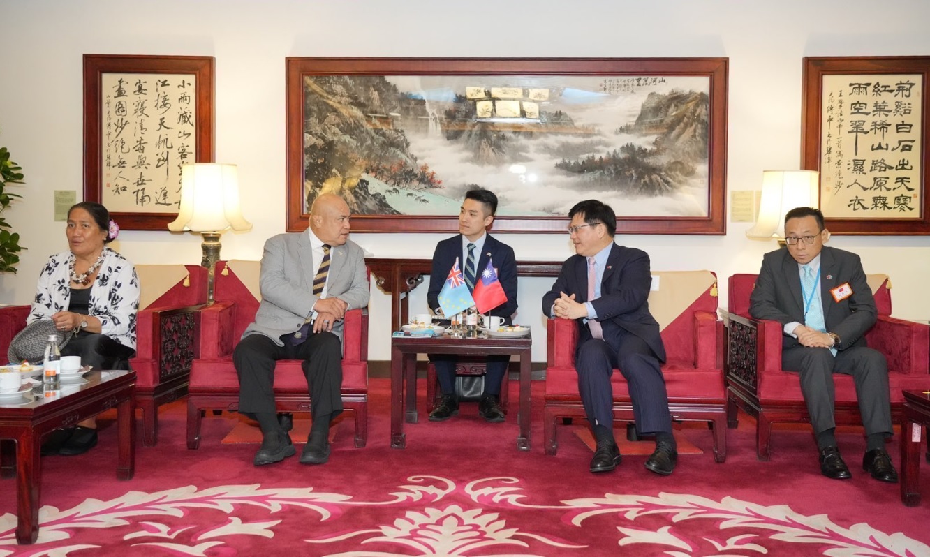 外交部長林佳龍（右2）歡迎吐瓦魯國戴斐立總理（左2）。（外交部提供）