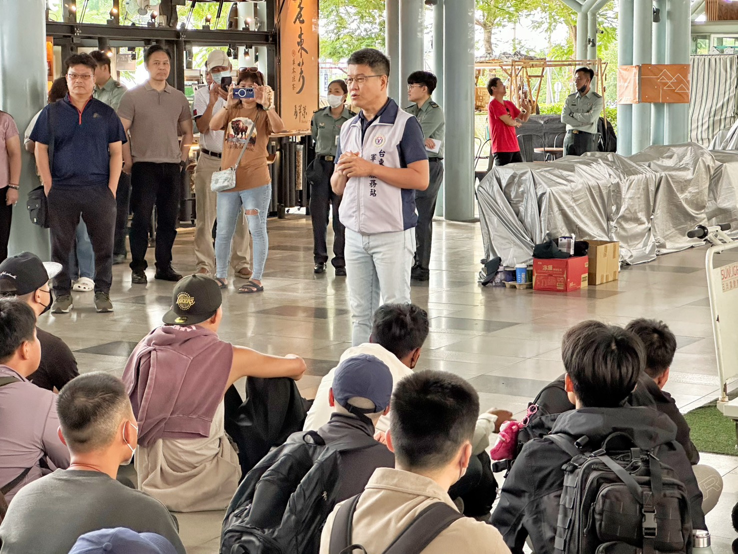 臺東縣軍人服務站站長曾仁政向役男宣導軍人之友社服務工作內容，以及服役期間注意事項和權益。（臺東縣軍人服務站提供）