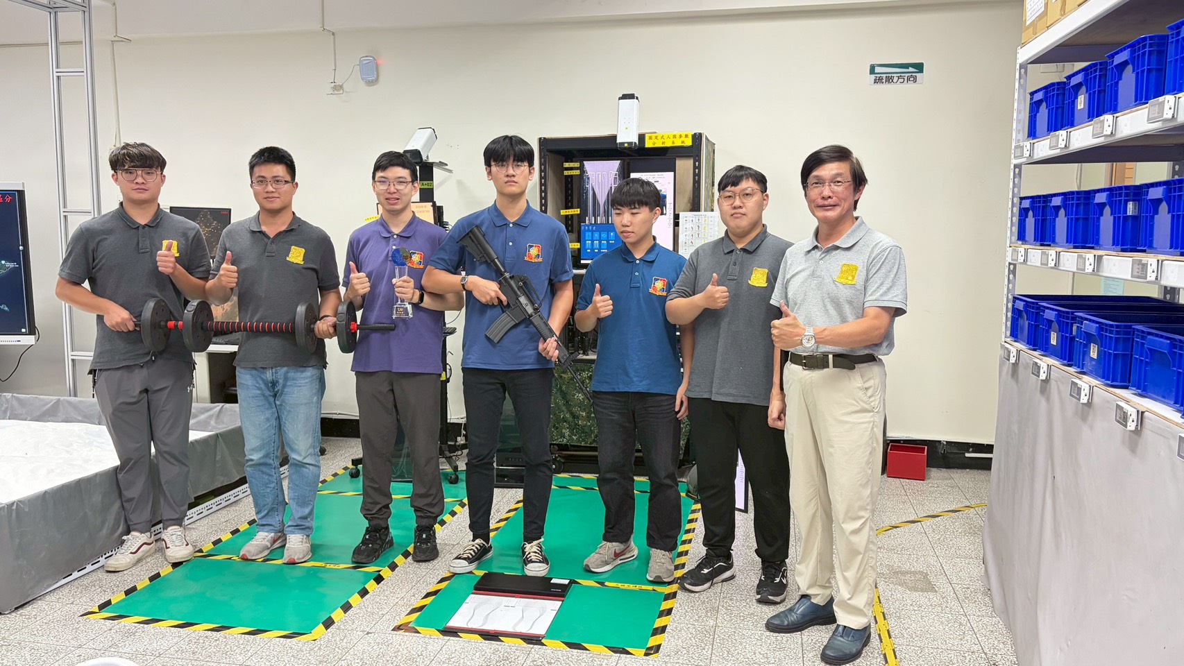 張法憲師生研發的「動態人因參數量測系統」，為陸軍官校與國防工業發展基金會支持的「地面戰鬥仿真模擬訓練系統」計畫中成果，勇奪2025創博會鉑金獎。（張法憲提供）