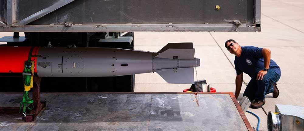 延壽型B61-12配備波音集團的新型精準導引尾翼套件，大幅提升打擊準確度。圖為技術人員檢查掛彈。（取自SNL網站）