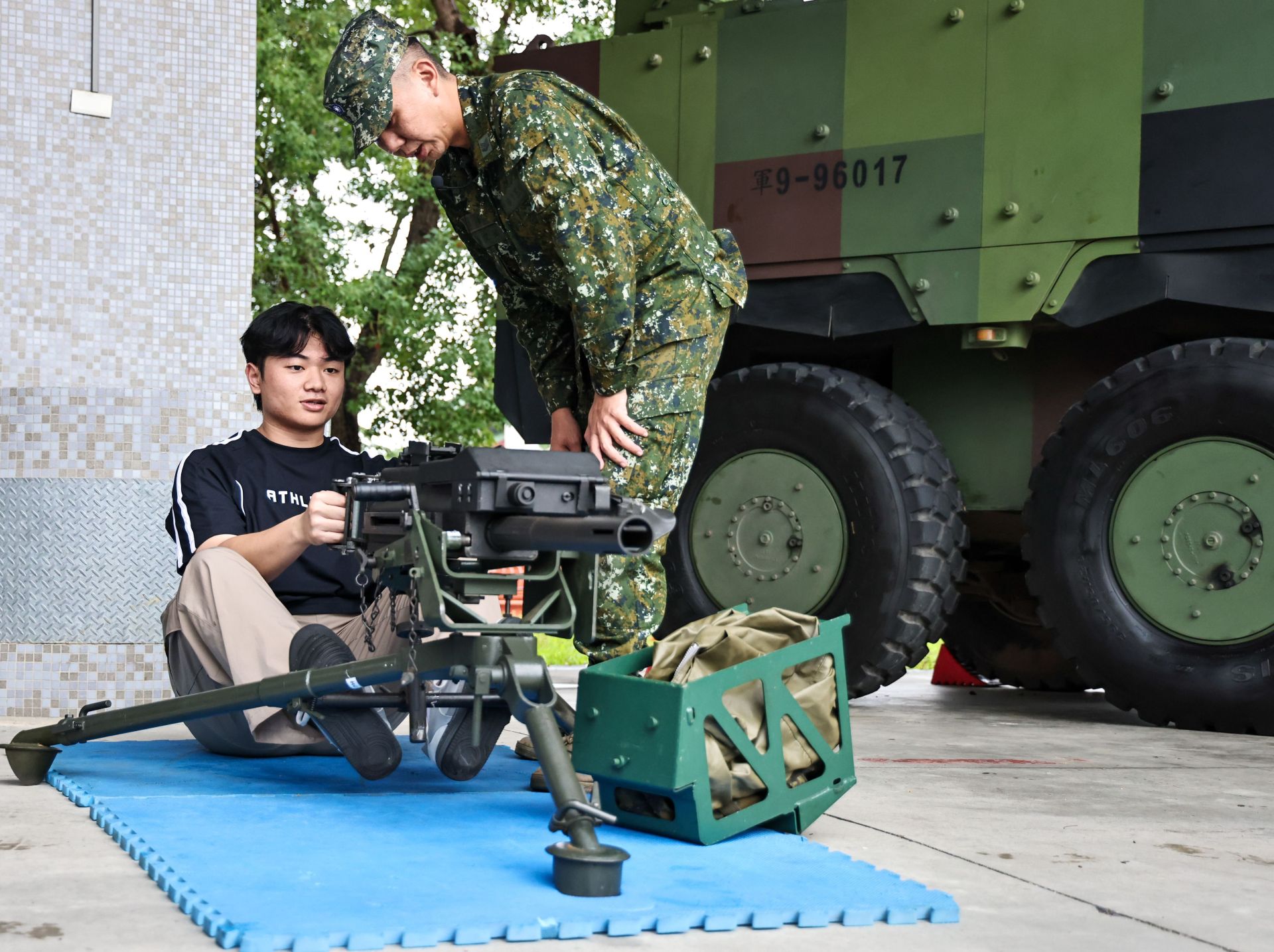 憲兵第202指揮部昨日舉辦「招募嘉年華」活動，現場除紅隼火箭彈模擬器介紹與體驗外，也陳展40榴彈槍等裝備，期透過多元軍事體驗吸引學子加入國軍、支持國防。（記者劉宸瑋攝）