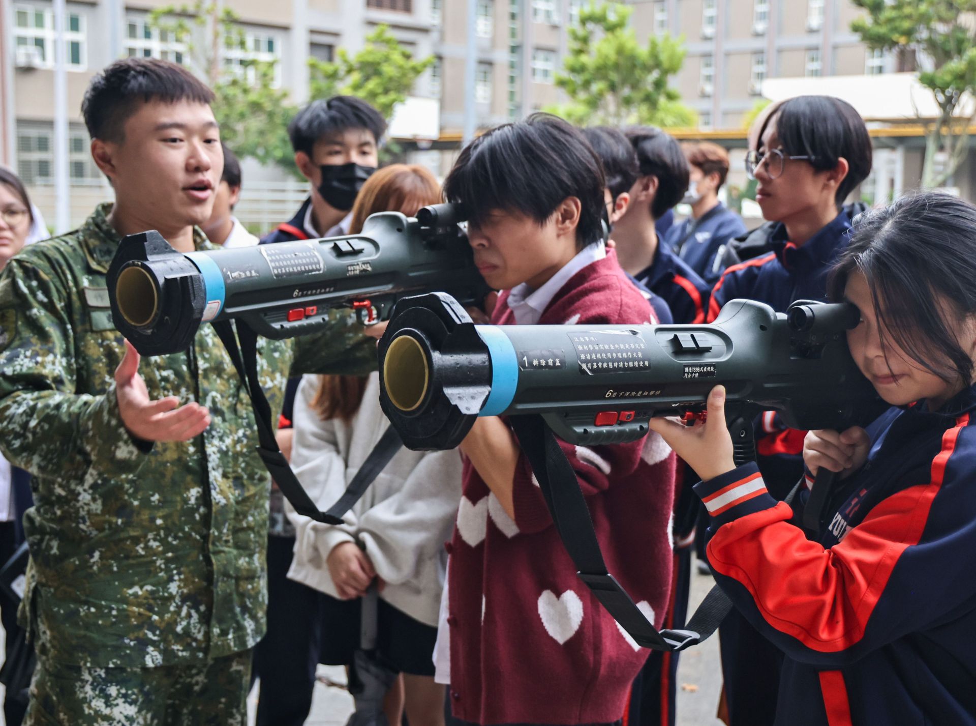 紅隼火箭彈模擬器專區，讓學生體驗專業武器的射擊流程。（記者劉宸瑋攝）