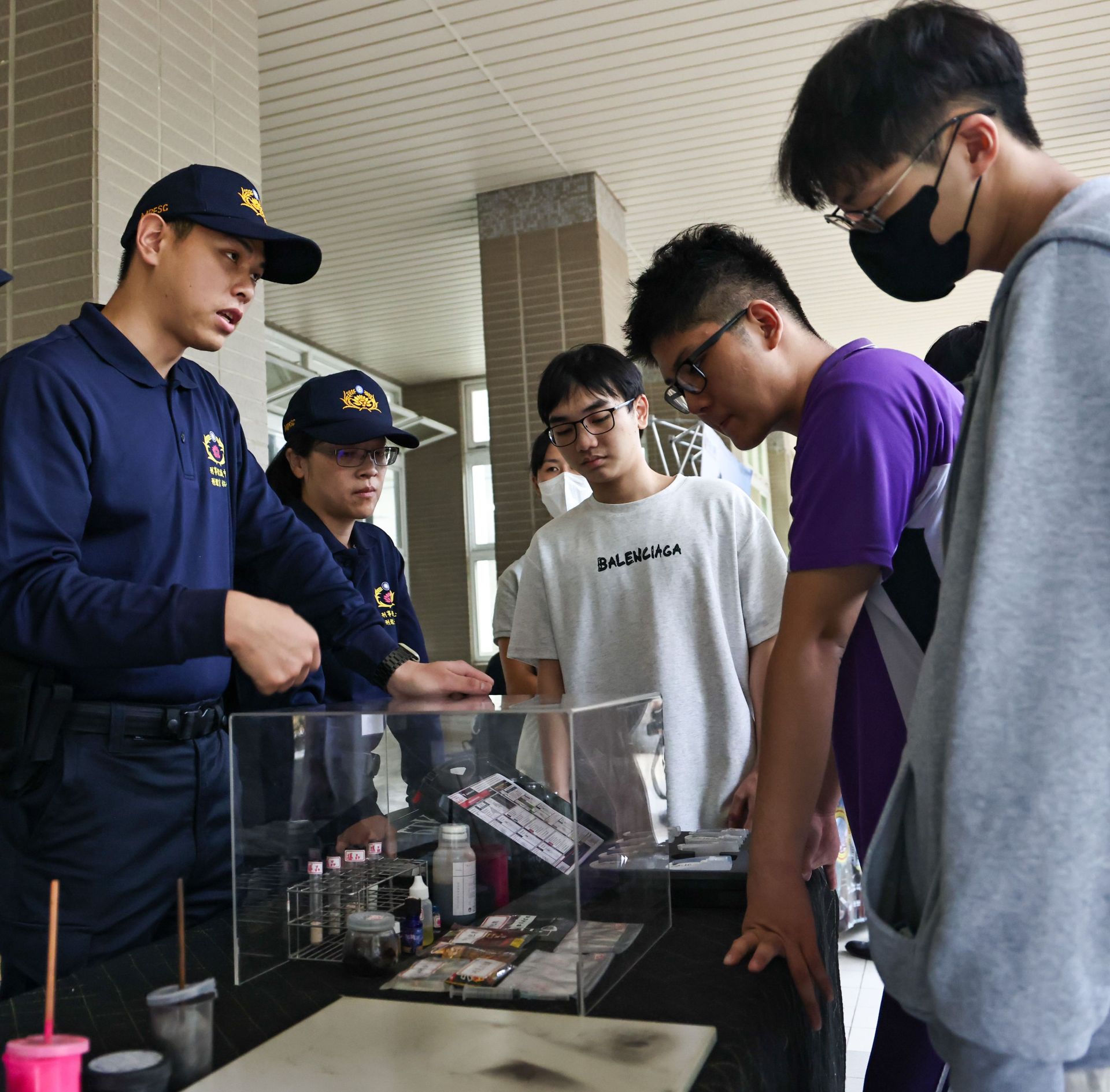 憲兵刑事鑑識中心講解毒品辨識、危害與防制觀念，協助學生提升反毒意識。（記者劉宸瑋攝）