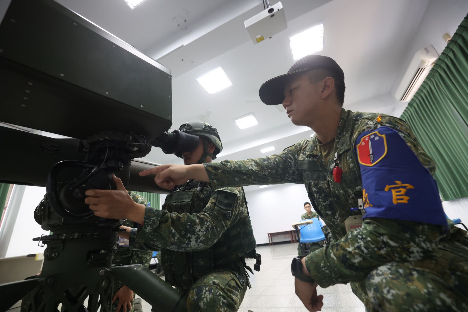 在教官協助下，學員操作「拖式飛彈模擬器」，針對陸地、海岸等虛擬戰場進行訓練。（本報資料照片）