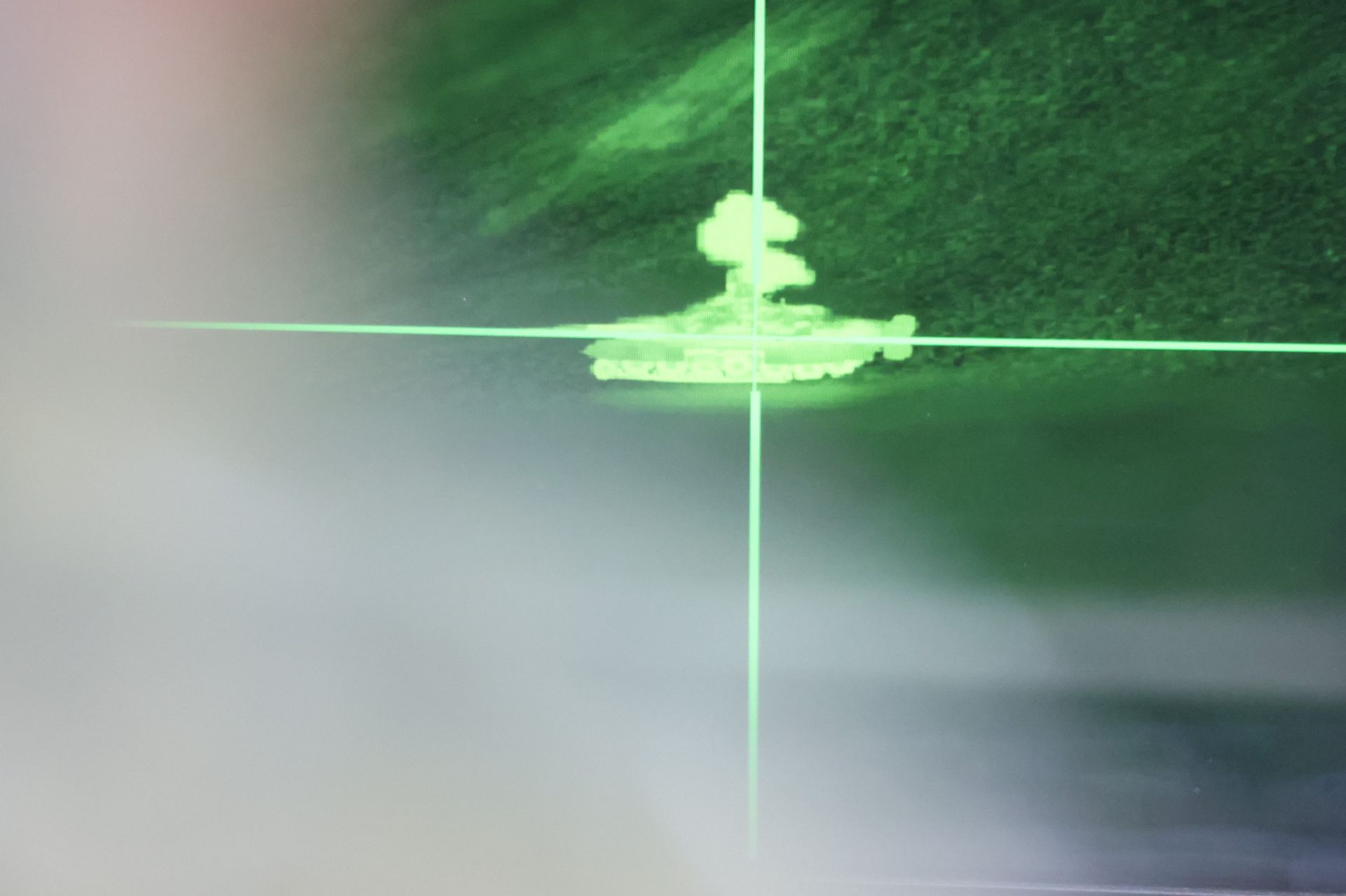 射手透過接目鏡射擊拖式飛彈，命中目標。（本報資料照片）