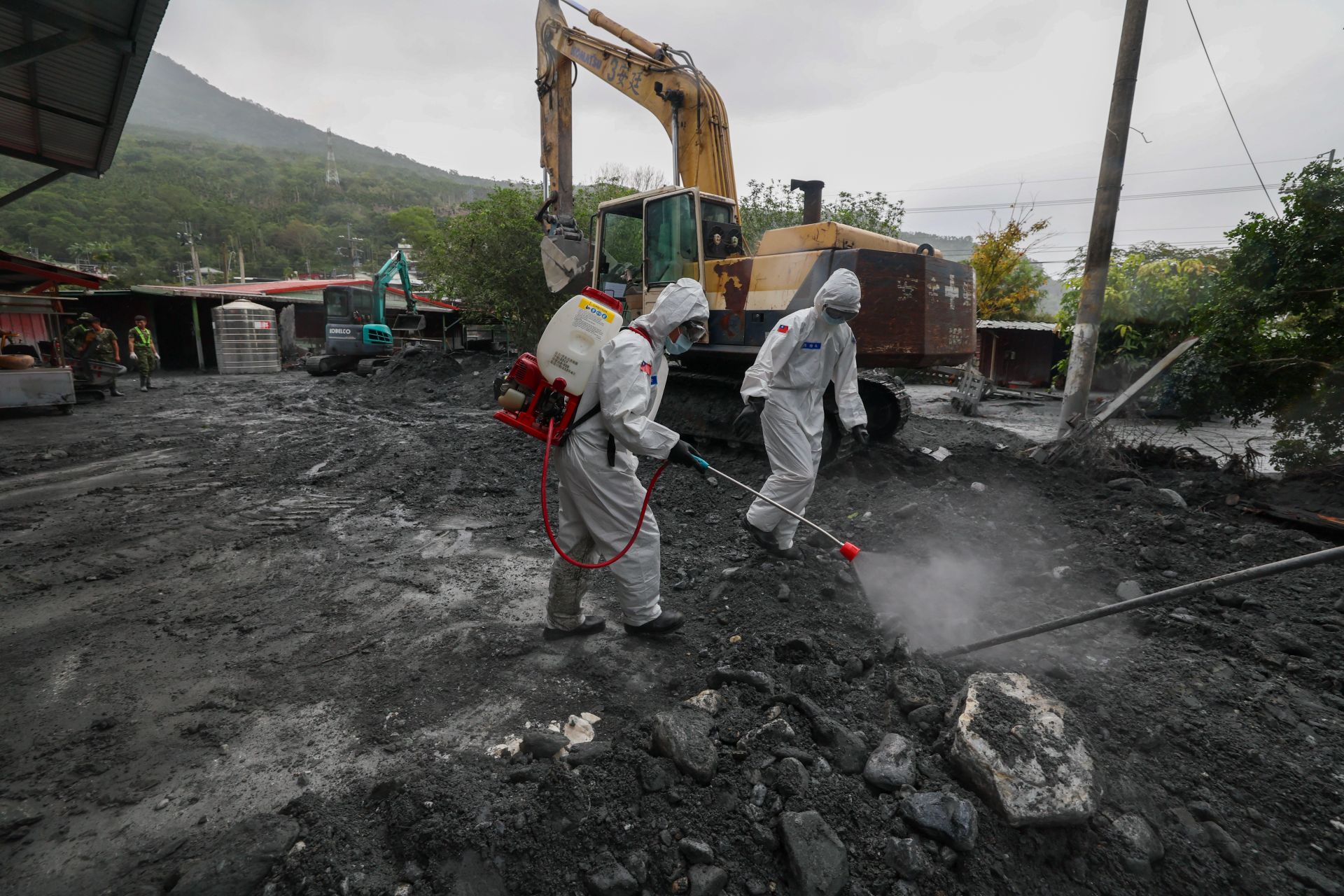 化學兵運用背負式消毒器，進行消毒作業，展現愛民精神。（記者林睿奕攝）
