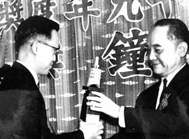    民國59年，黃瑩（左）製作警廣「空中樂府」節目，獲頒廣播金鐘獎。（資料來源：《臺灣口述歷史學會會刊》）