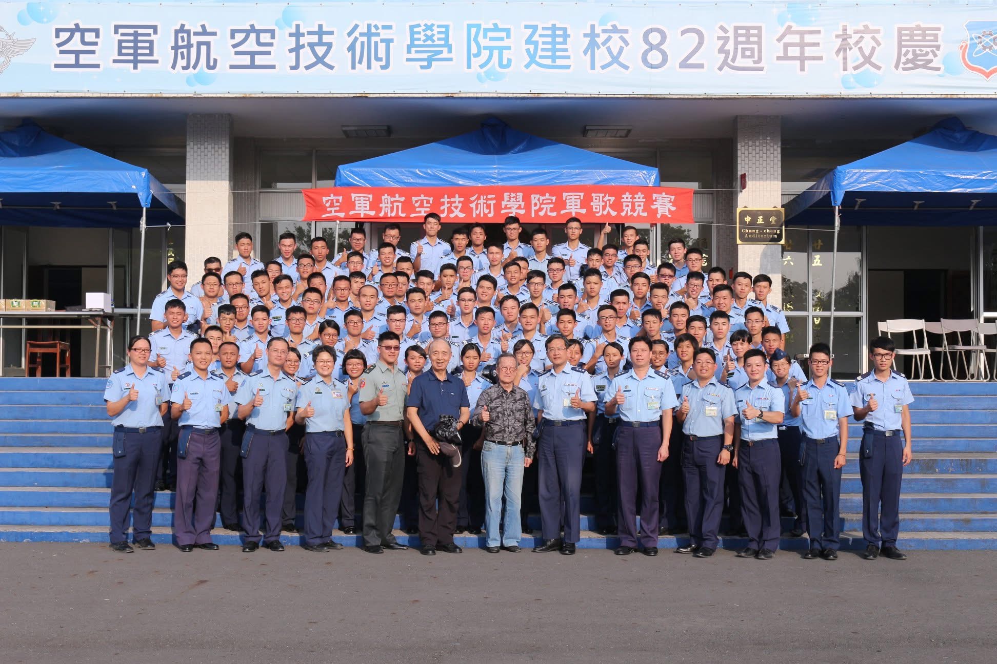 黃瑩長期擔任部隊軍歌競賽評審，走訪各地為部隊藝文工作把關。（取自中華民國空軍臉書）