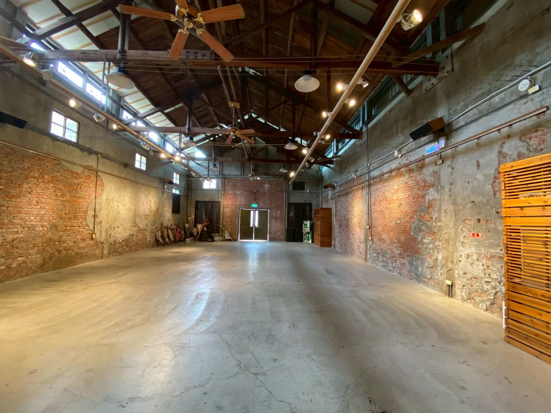 此次選址的新港文化館25號倉庫原為新港鄉農會所興建，保留木造屋架、斑駁的紅磚、水泥牆的斷痕、通風小氣窗與鑄鐵小鐵窗。（文總提供）