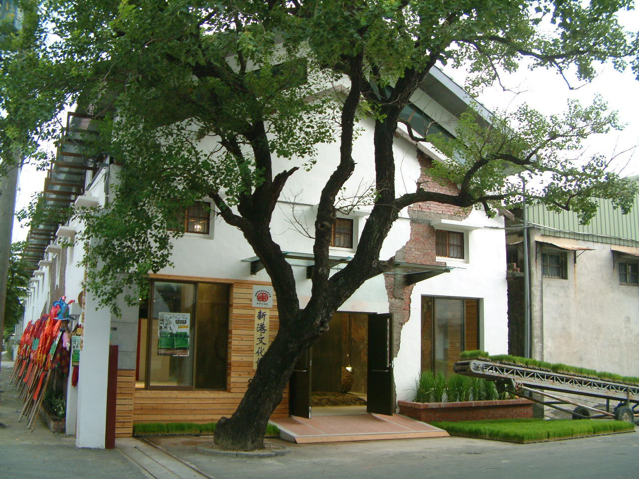 奈良美智在臺10年巡展「跟著朦朧潮濕的一天去旅行」第5站將前進嘉義縣新港文化館25號倉庫，將於12月12日至明年5月17日登場。（文總提供）