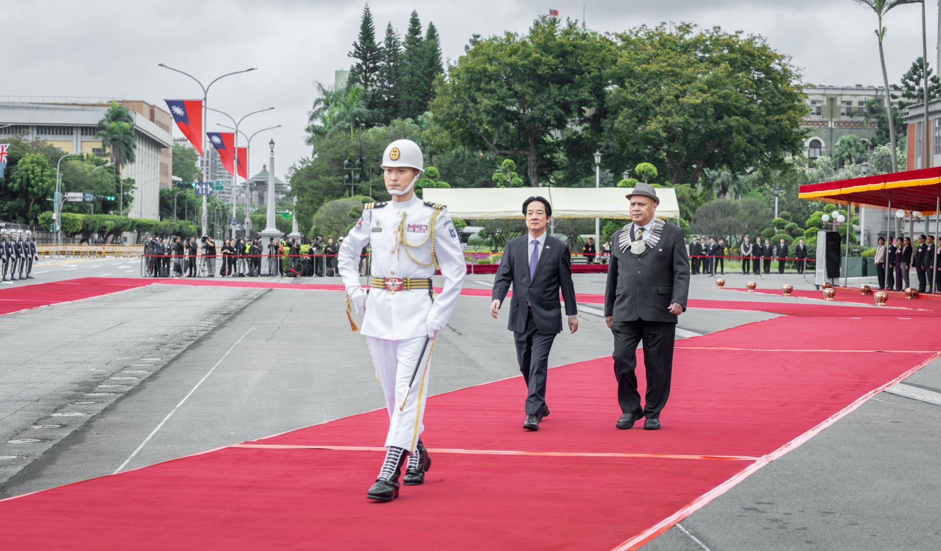 總統賴清德以隆重軍禮歡迎吐瓦魯國總理戴斐立伉儷訪臺，期盼臺吐合作關係更進一步提升。（總統府提供）