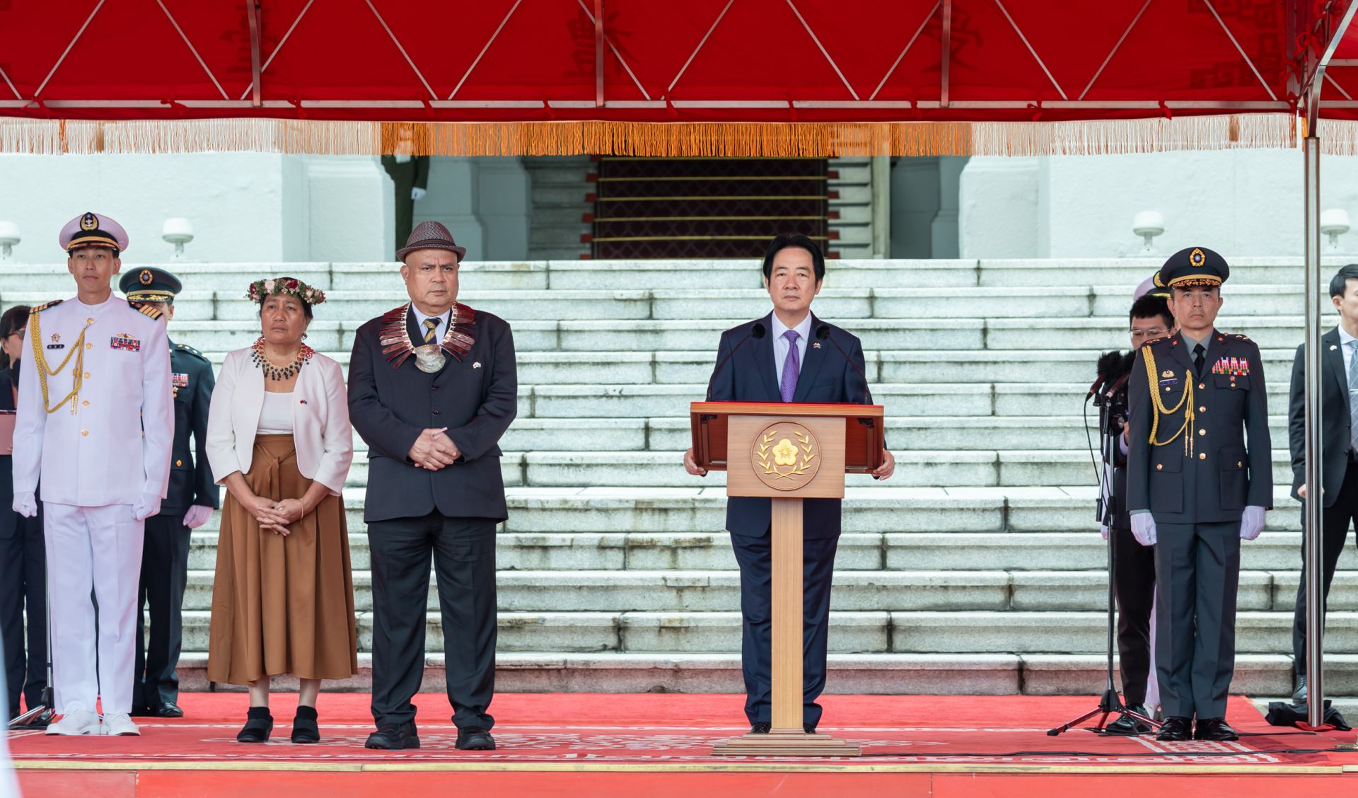 總統賴清德以隆重軍禮歡迎吐瓦魯國總理戴斐立伉儷訪臺，期盼臺吐合作關係更進一步提升。（總統府提供）