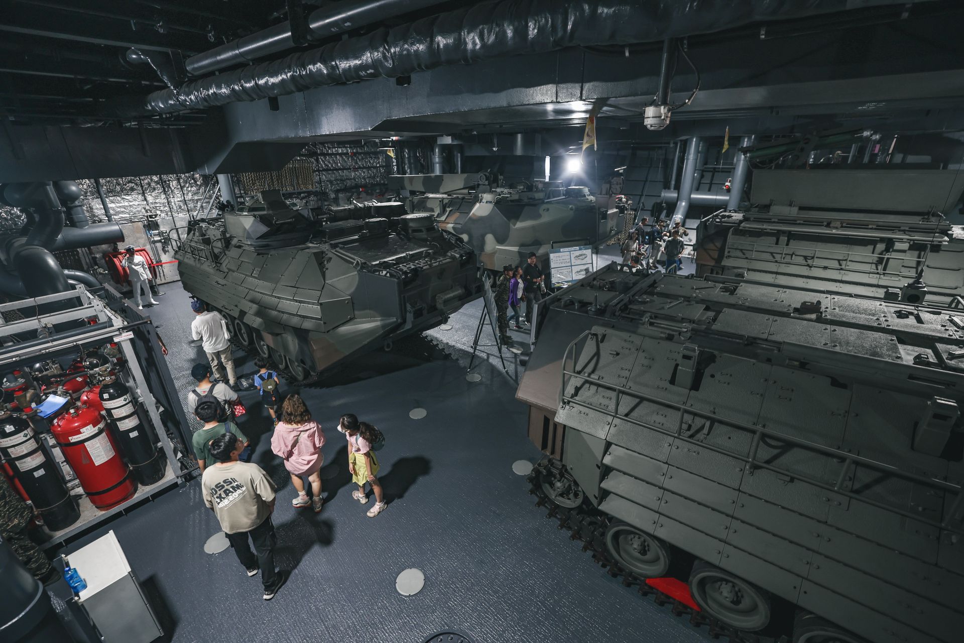 民眾可參觀玉山軍艦塢槽內陳展的AAV7兩棲突擊車。（本報資料照片）