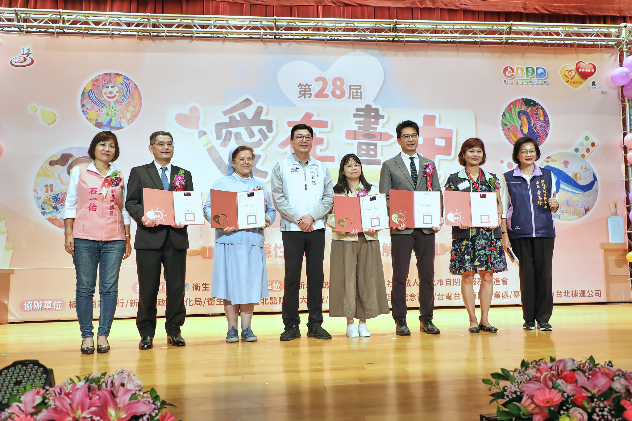 第28屆「愛在畫中」在頒獎後將正式展開巡迴展覽，作品將會在板橋車站、淡水馬偕醫院、輔大醫院等10處地方陸續展出。（記者古可絜攝）