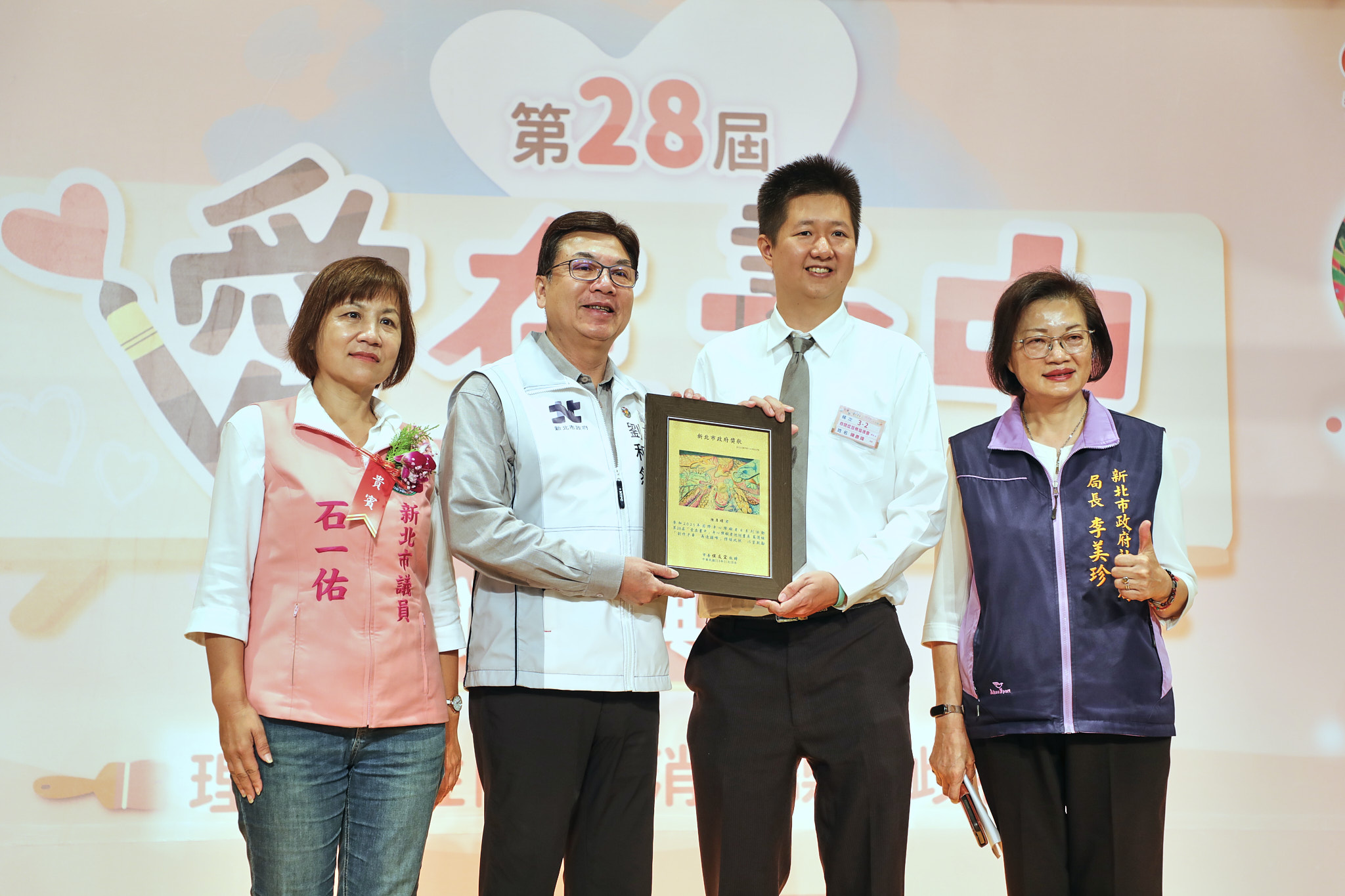 患有自閉症的陳彥瑋，時常將自己對事物的觀察和用心感受日常生活的想法，結合創意，以圖畫的方式呈現出來。（記者古可絜攝）