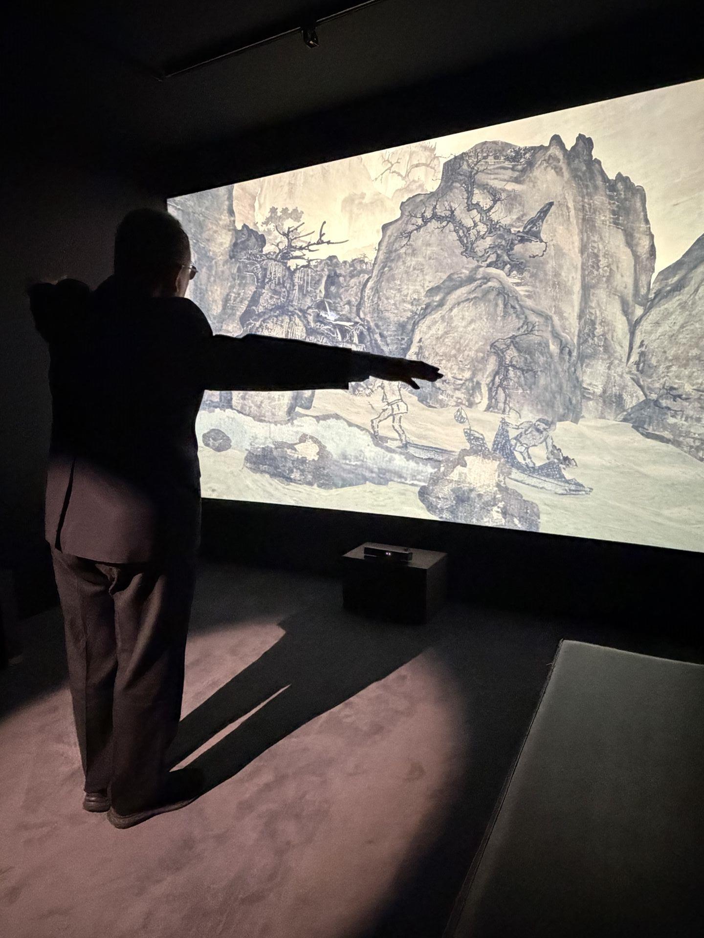 觀眾還可透過「走入畫中」體感裝置親身走入郭熙巨幅〈早春圖〉山水之中，感受「山水畫中的龍脈」。（國立故宮提供）