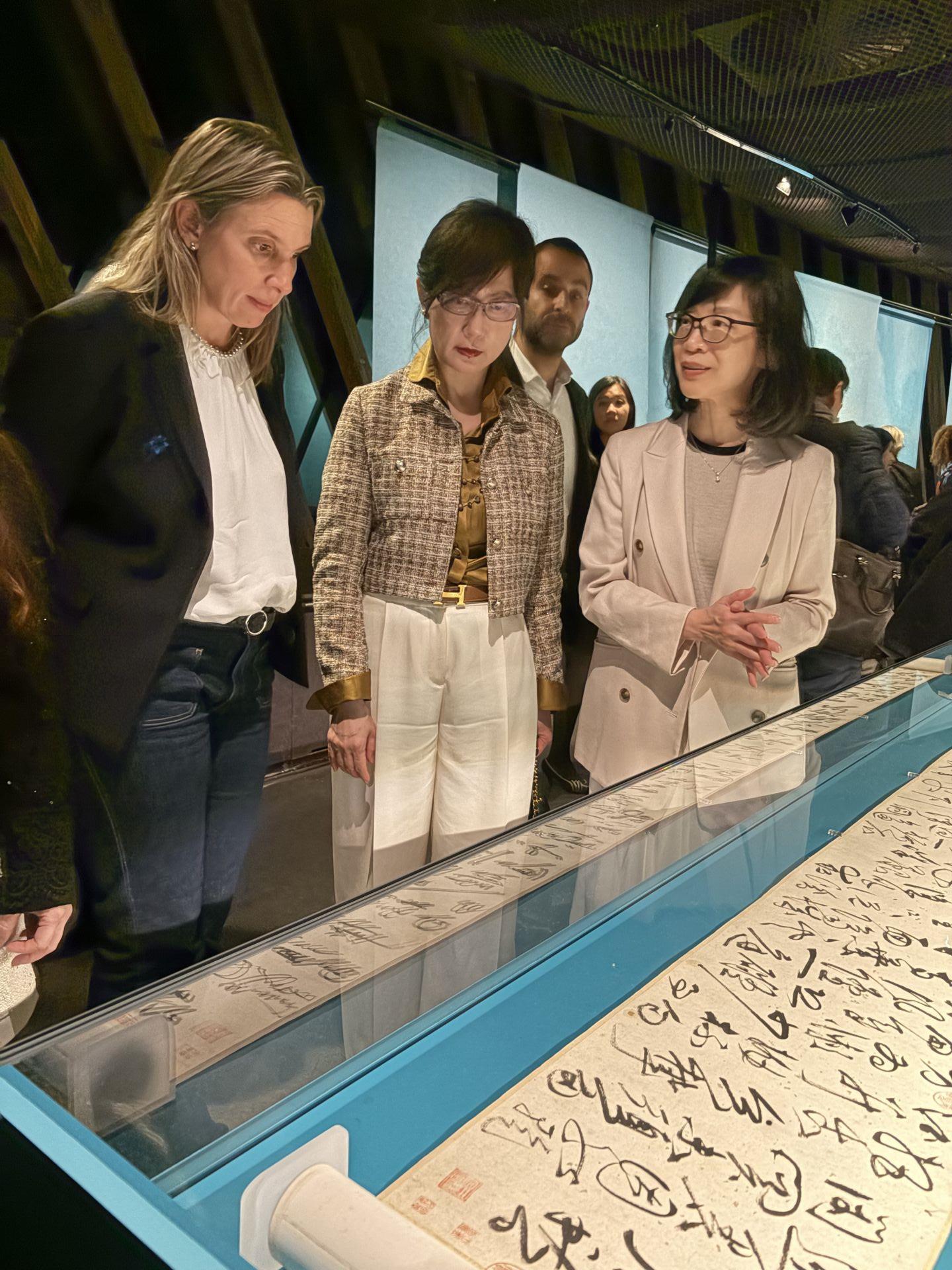 國立故宮特展「龍」，法國凱布朗利博物館揭幕，友臺議員皆到場支持。（國立故宮提供）