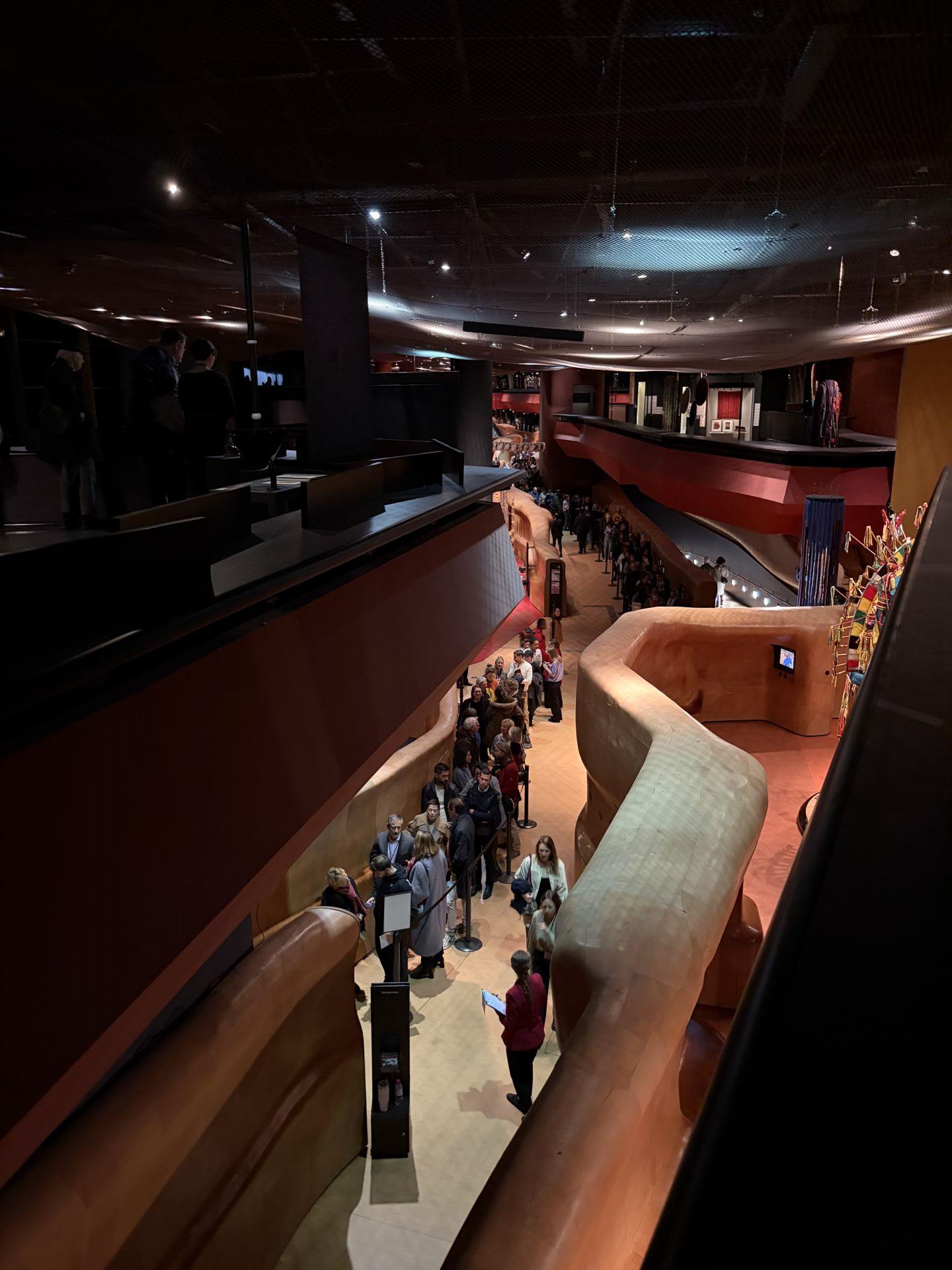 國立故宮特展「龍」開幕夜，吸引眾多觀眾，展場入口處排起長龍。（國立故宮提供）