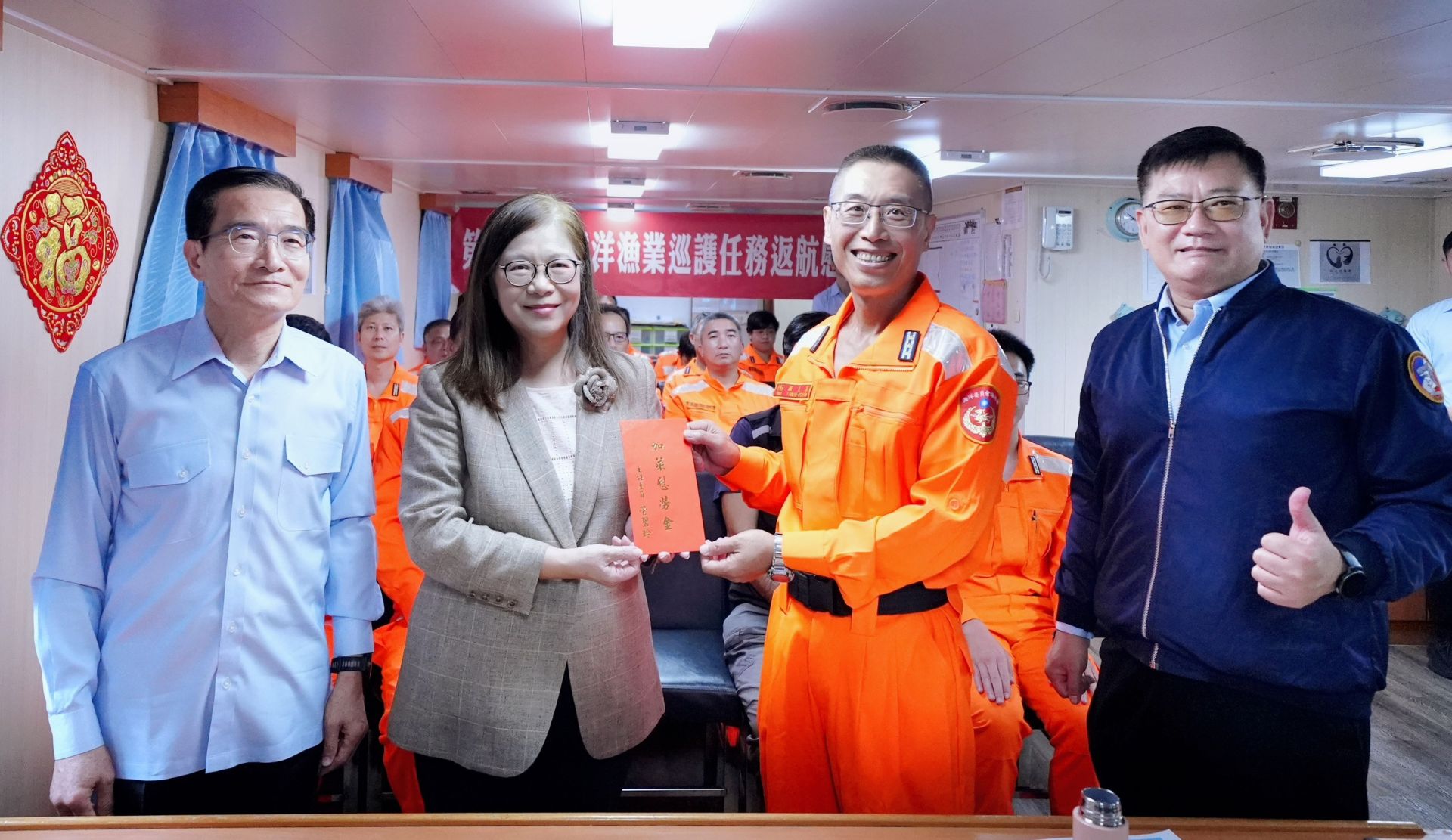 海委會主委管碧玲頒發加菜慰勞金予「巡護八號」船。（海委會提供）