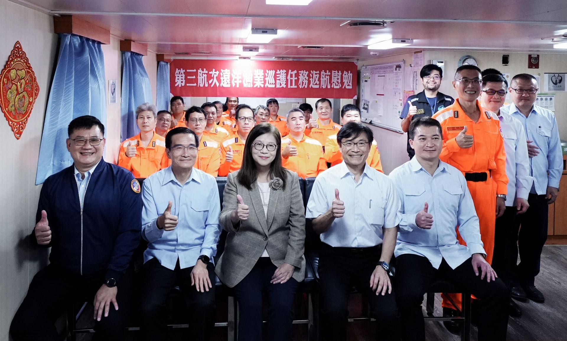 海委會主委管碧玲與「巡護八號」船全體執勤同仁合影。（海委會提供）