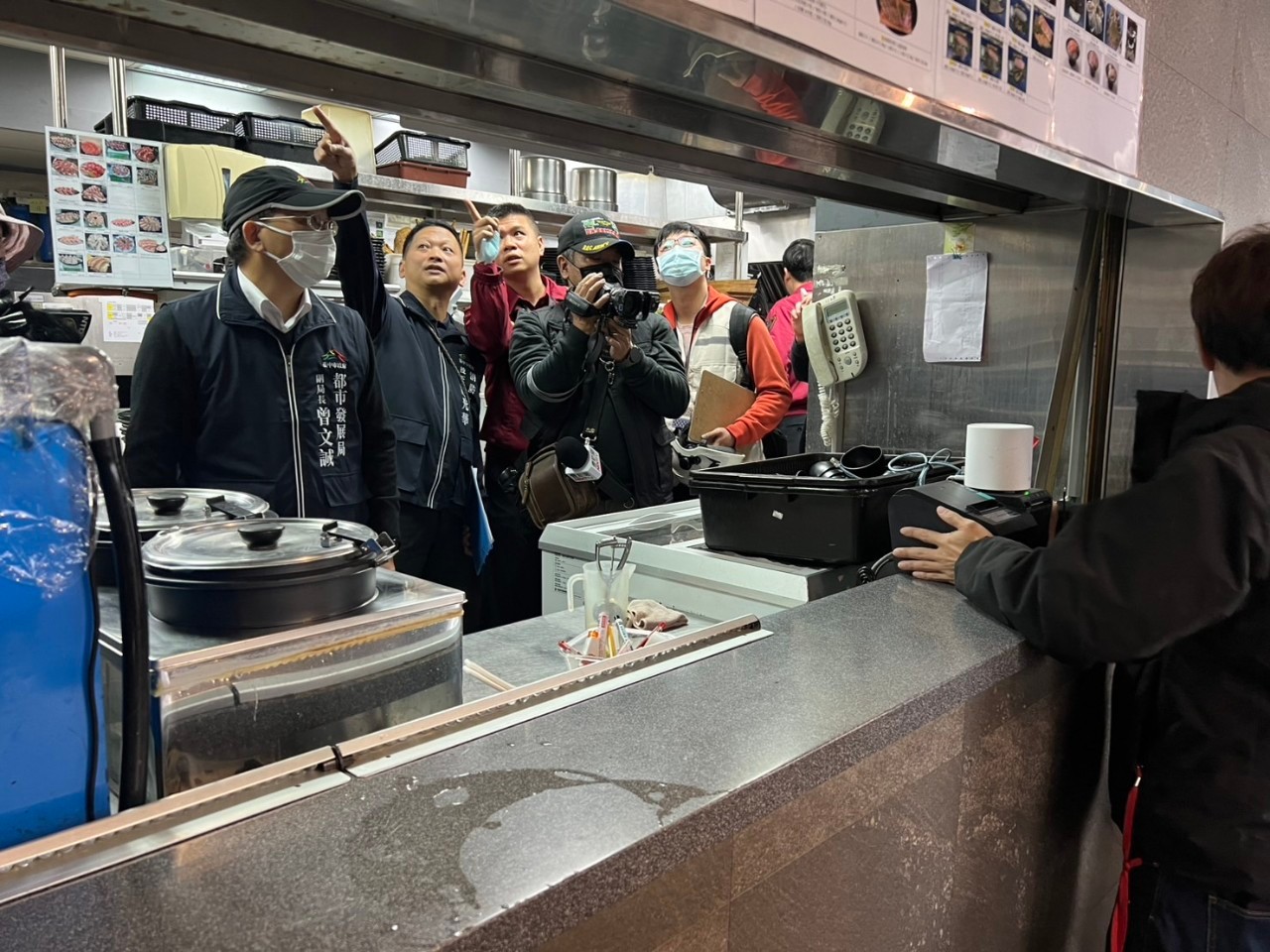 消防人員執行中市場所消防安全檢查。（中市消防局提供）