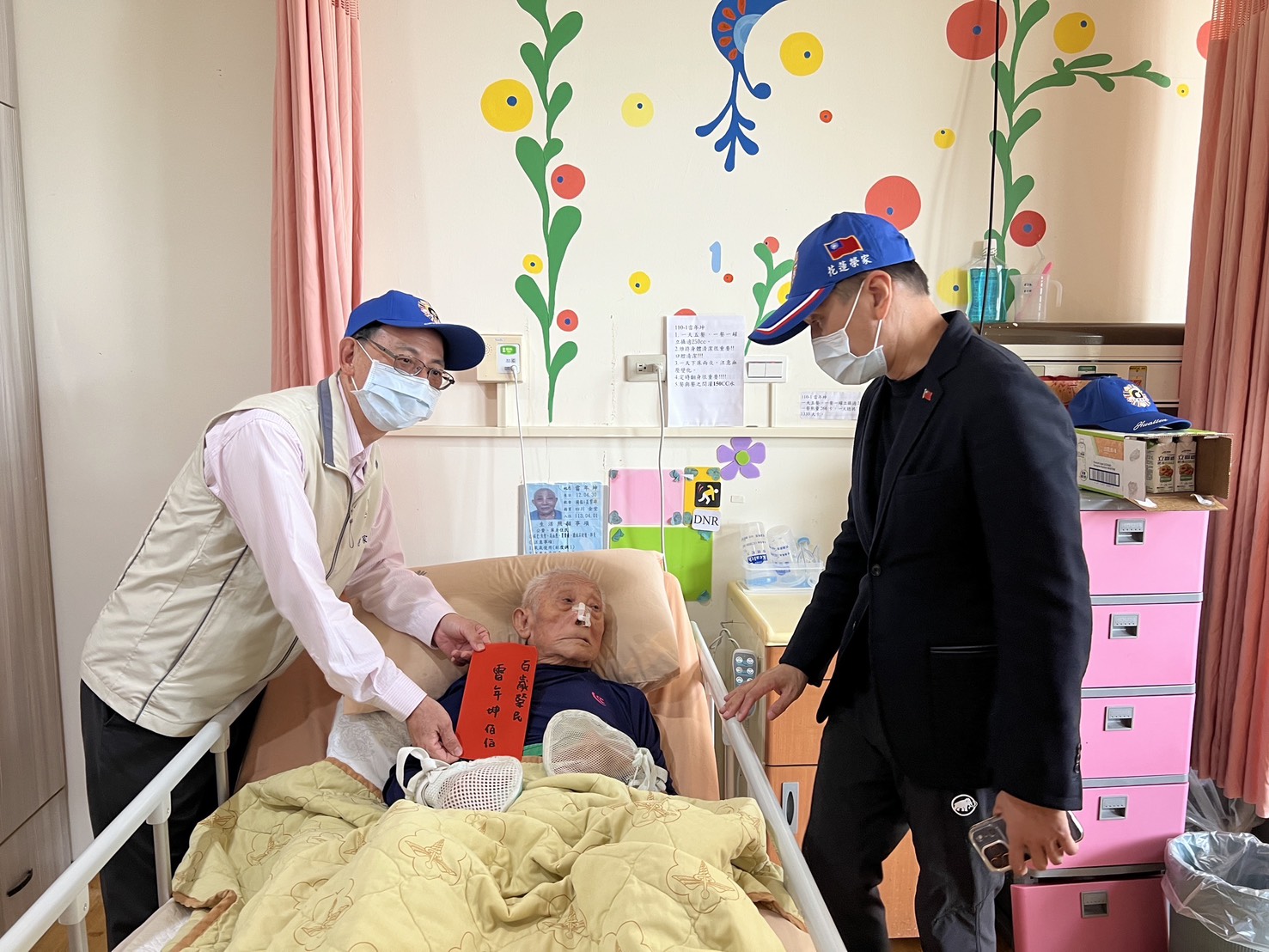 常如山探望102歲的榮民伯伯，感謝他過去對花蓮、臺灣的貢獻。（愛爾麗集團提供）